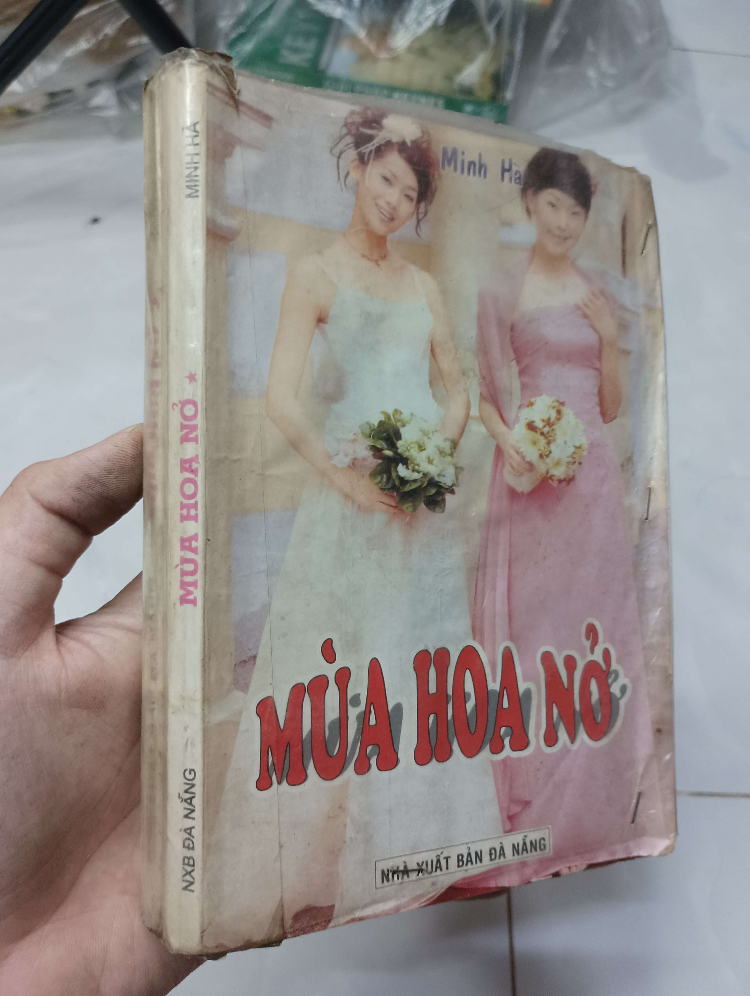 Mùa hoa nở - Minh Hà 2003 70% ố bìa xấu (Tiểu Thuyết) HLSC