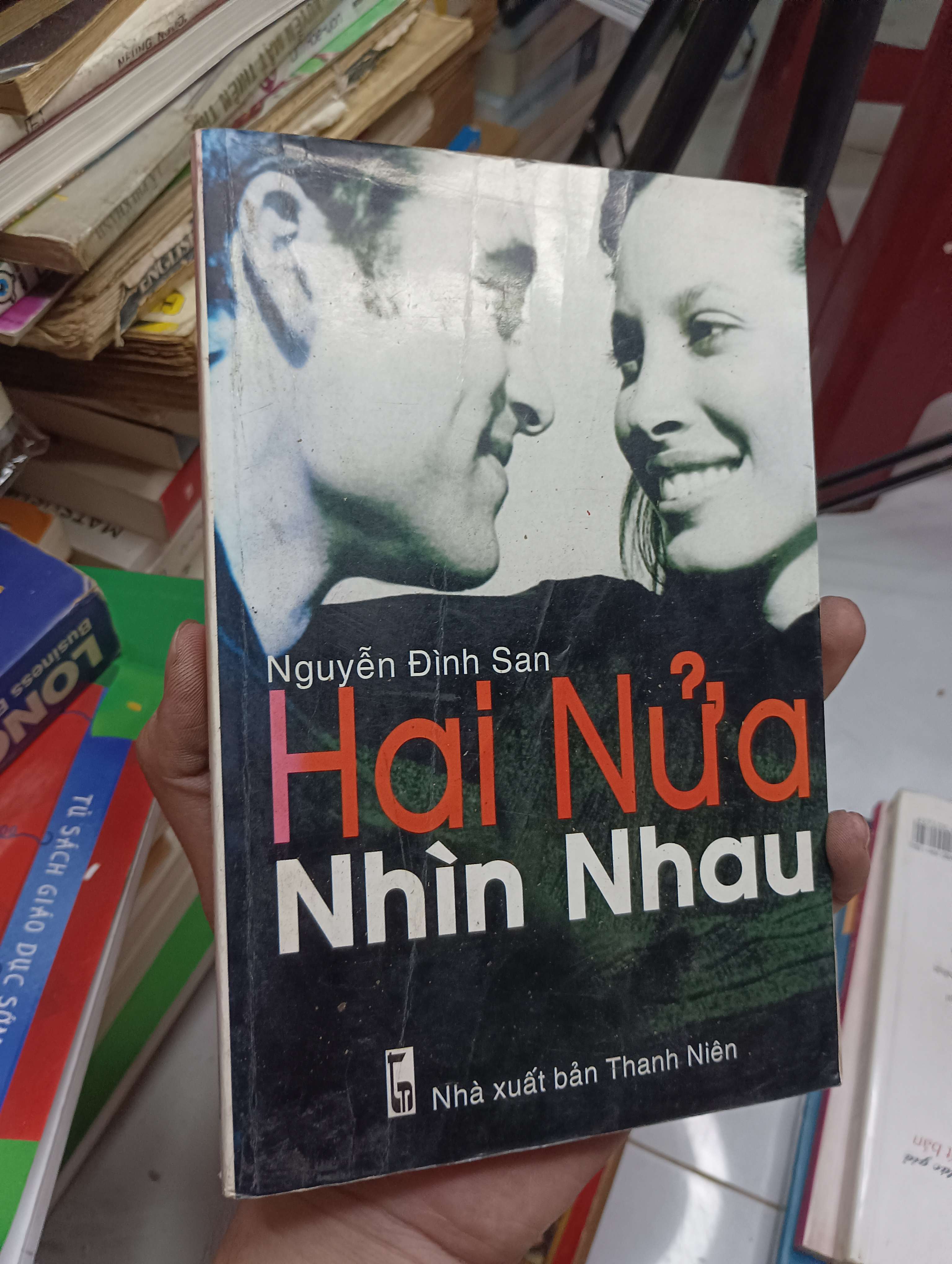 Hai nửa nhìn nhau - Nguyễn Đình San 2006 80% ố (Sách văn học) HLSC