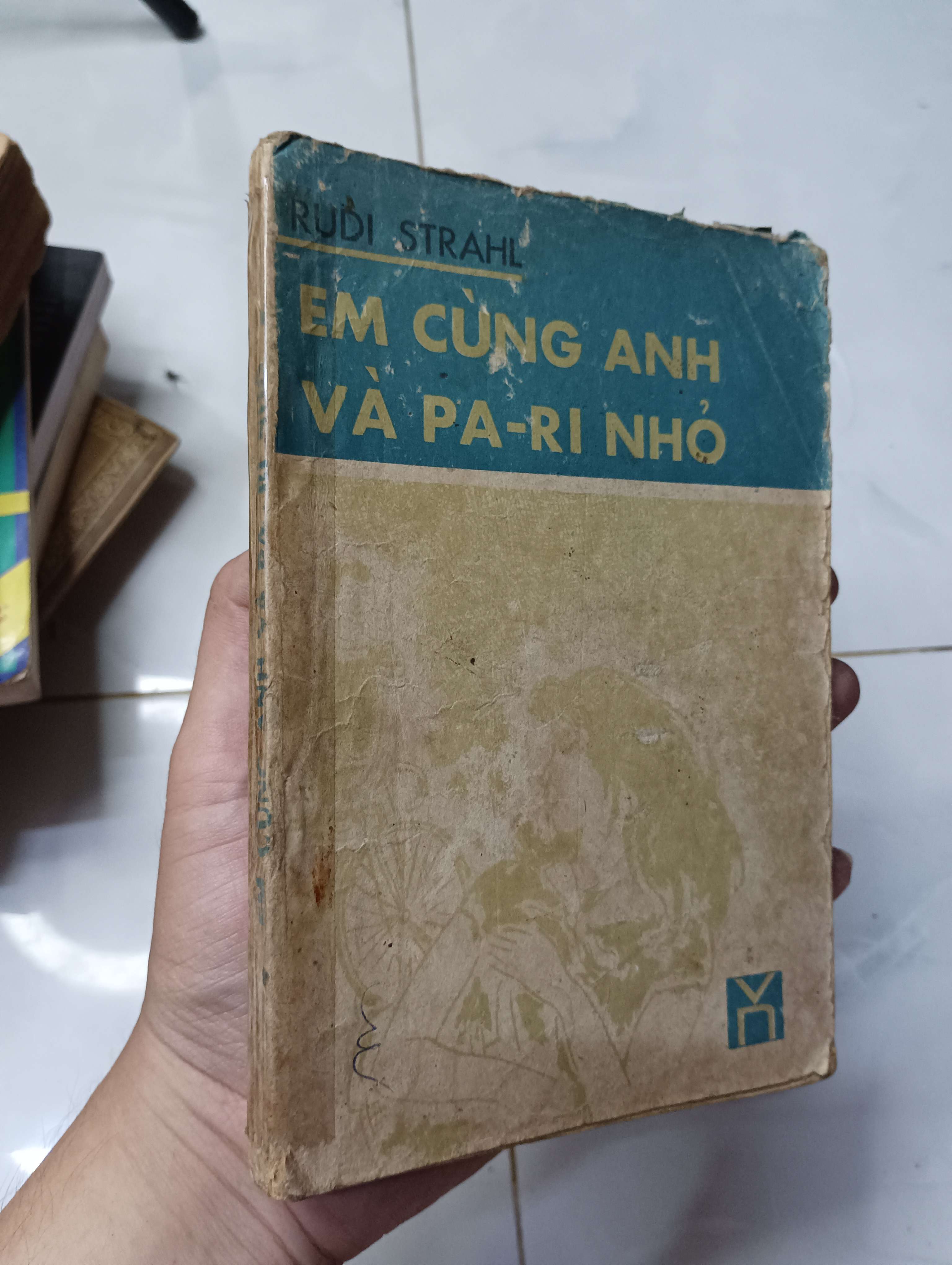Em cùng anh và Pa-ri nhỏ (udi Strahl) 1984 70% ố bìa xấu (Văn học nước ngoài) HLSC