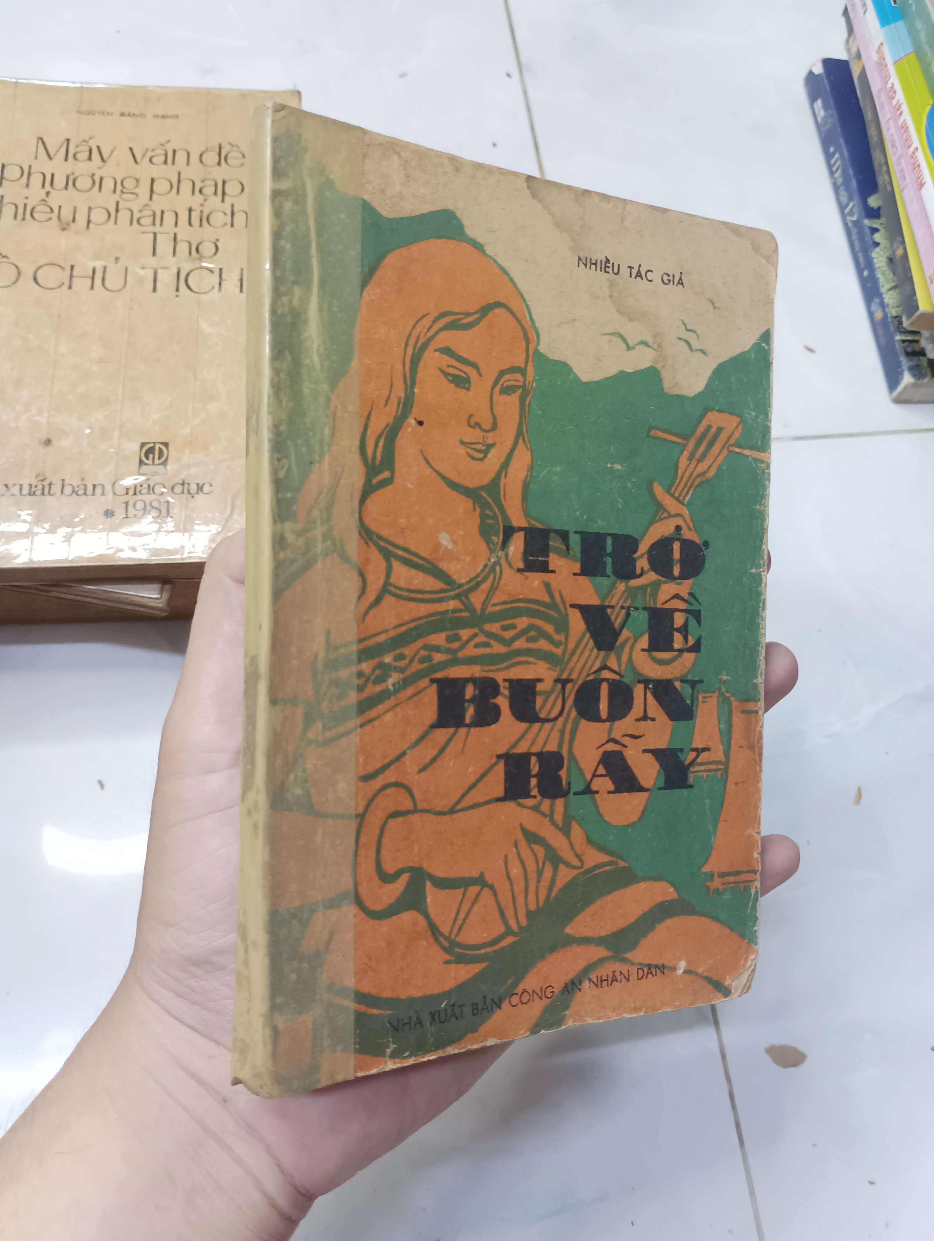Trở về buôn rấy 1987 70% ố (Sách văn học) HLSC