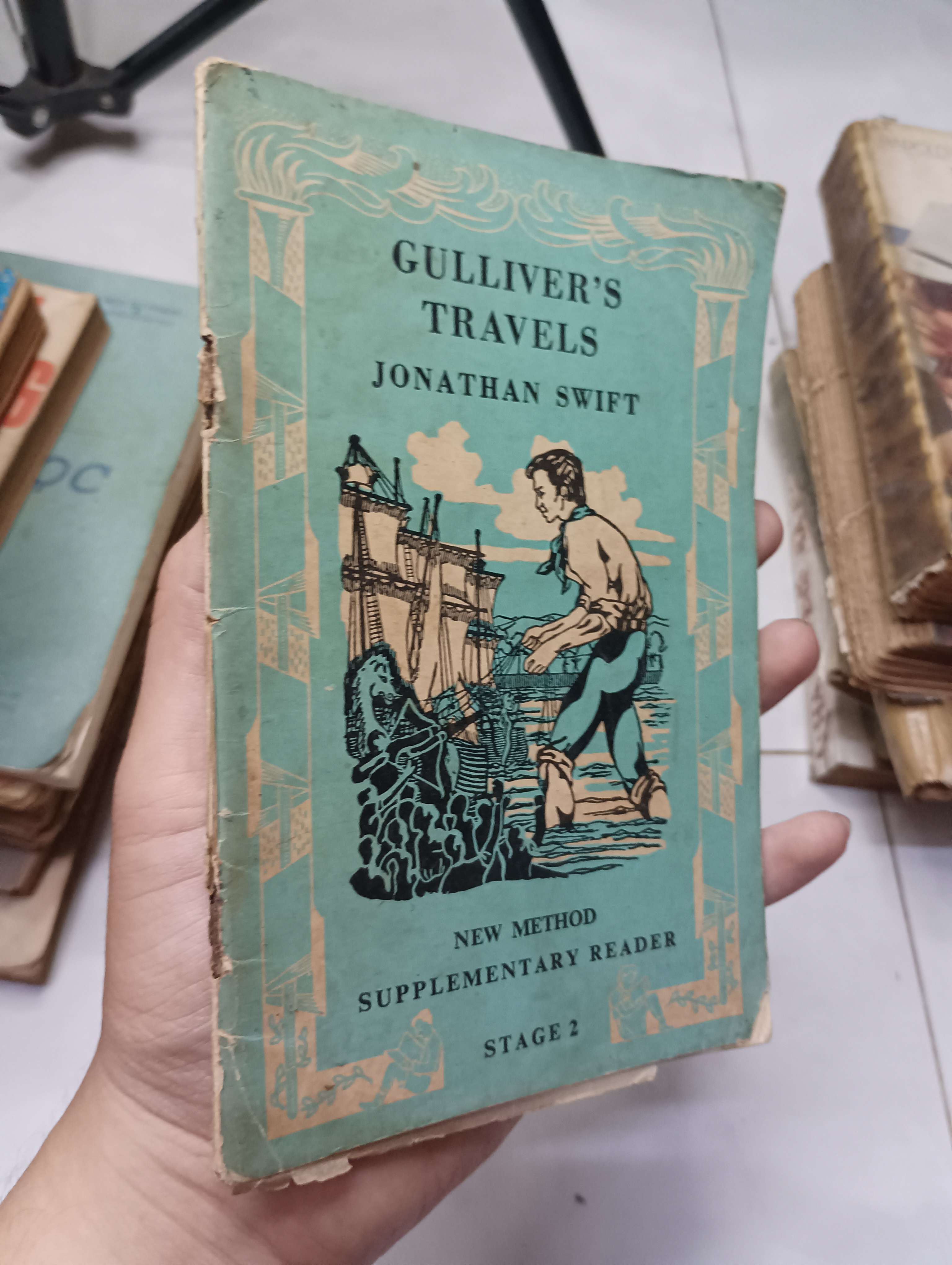 GULLIVER'S TRAVELS (NEW METHOD SUPPLEMENTARY READER - STAGE 2) 70% bìa xấu (Sách ngoại) HLSC
