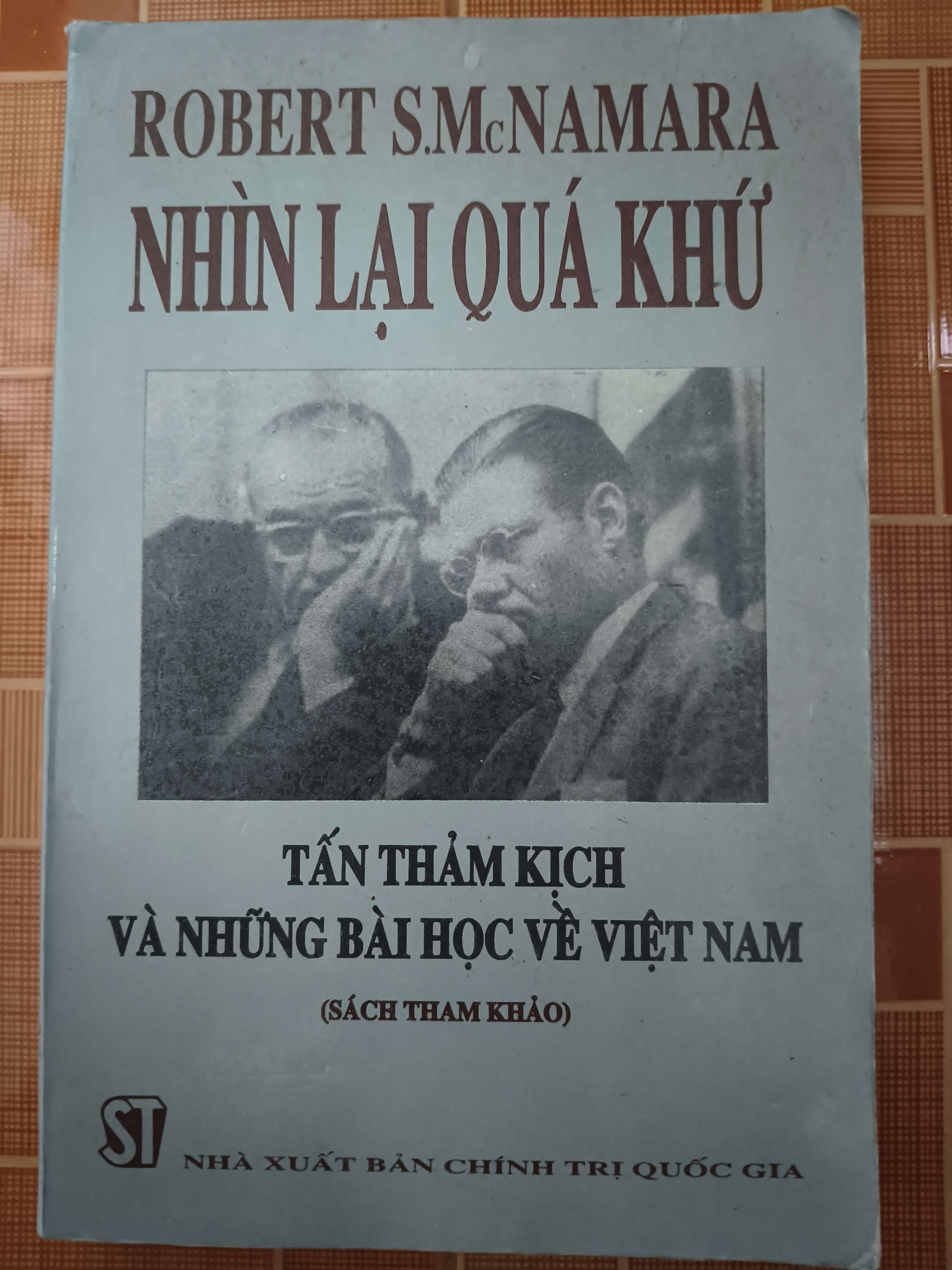 Nhìn lại quá khứ tấn thảm kịch và những bài học về Việt Nam - Xb 1995 - 388 trang (Lịch sử Việt Nam) ANTQ