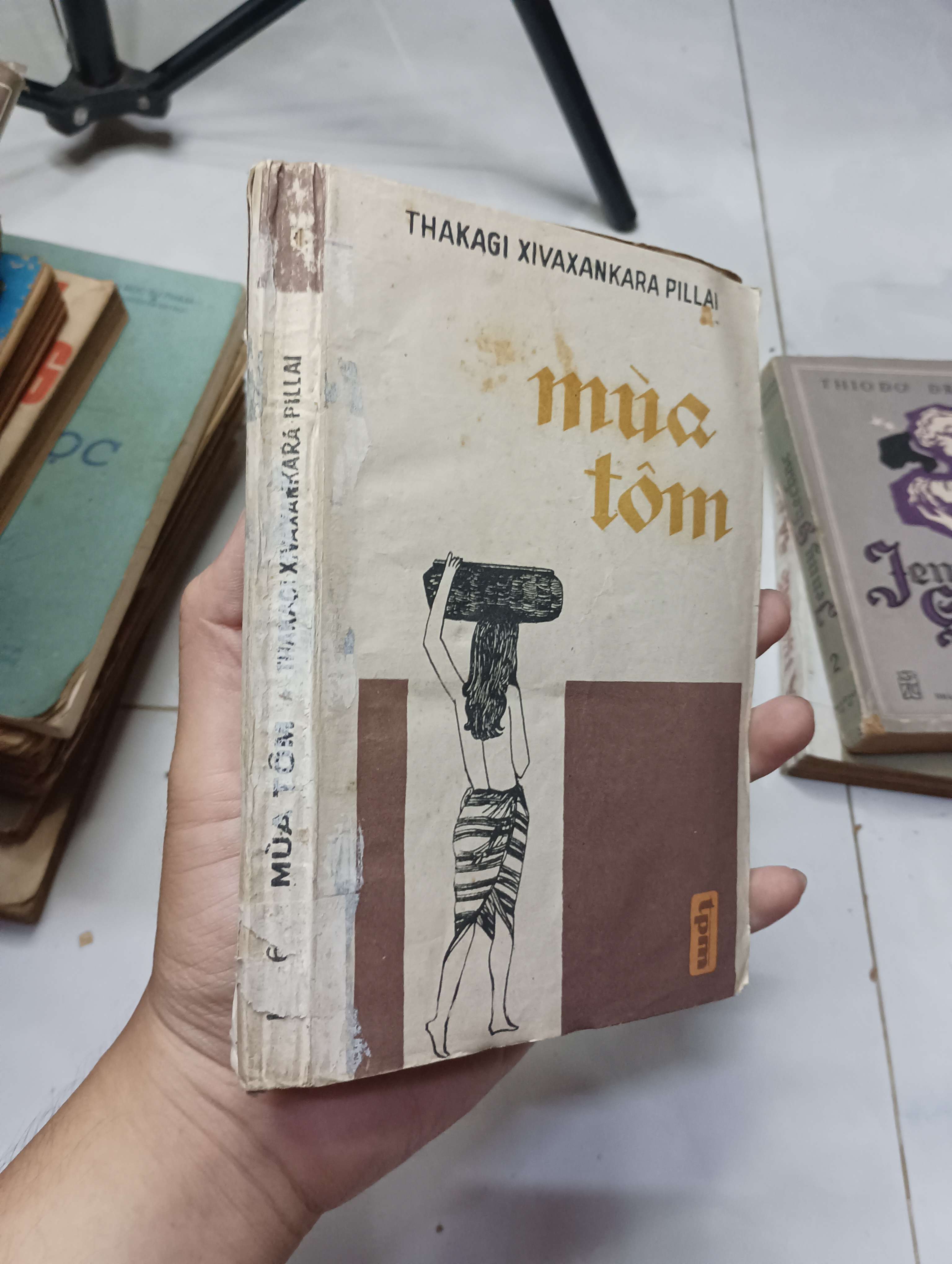 Mùa tôm - Thakagi Xivaxankara Pillai 1986 70% ố rách 1 vài trang (Văn học nước ngoài) HLSC