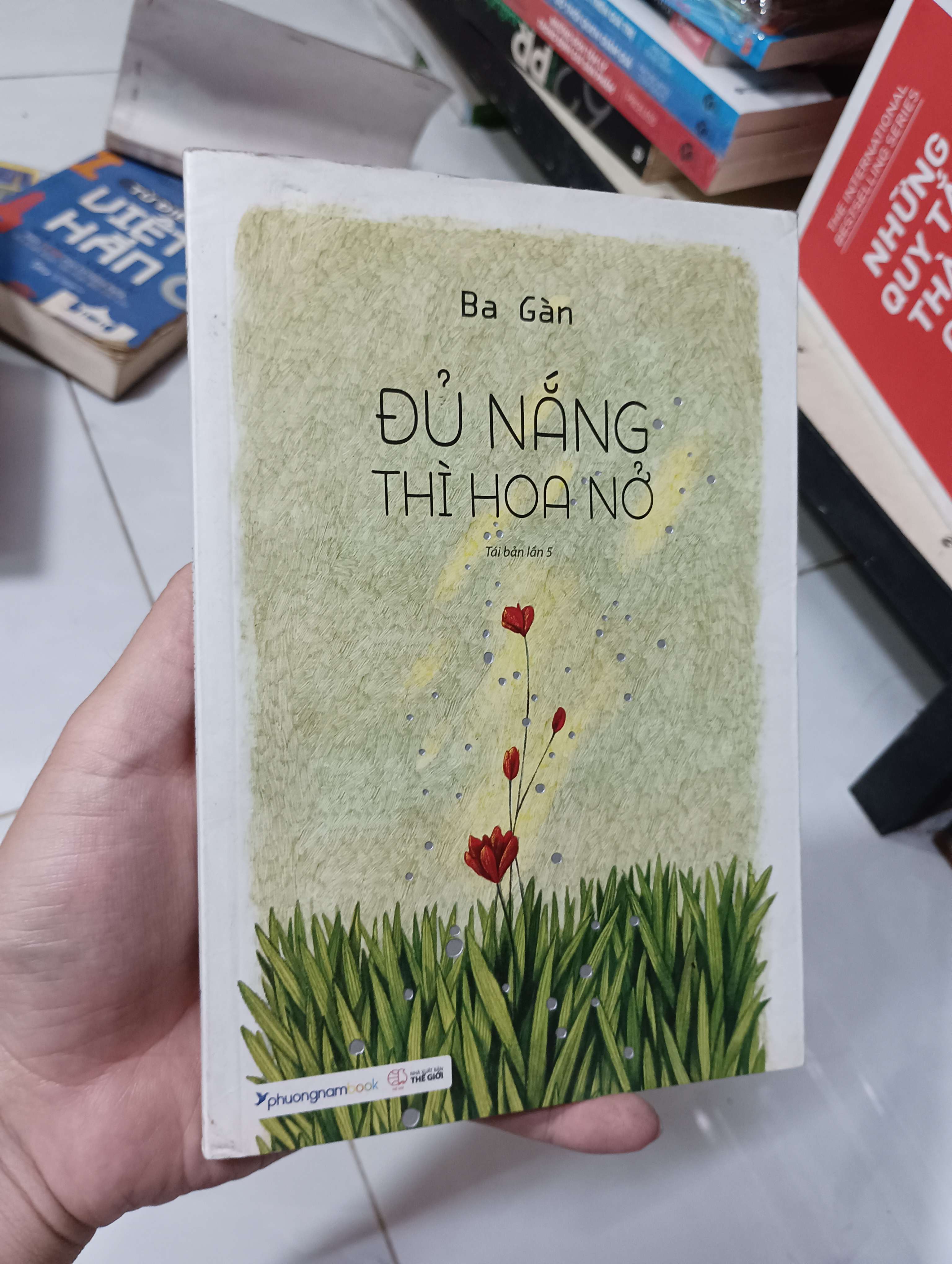 ĐỦ NẮNG THÌ HOA NỞ - Ba Gàn 2023 80% bìa hơi ố (Sách văn học) HLSC