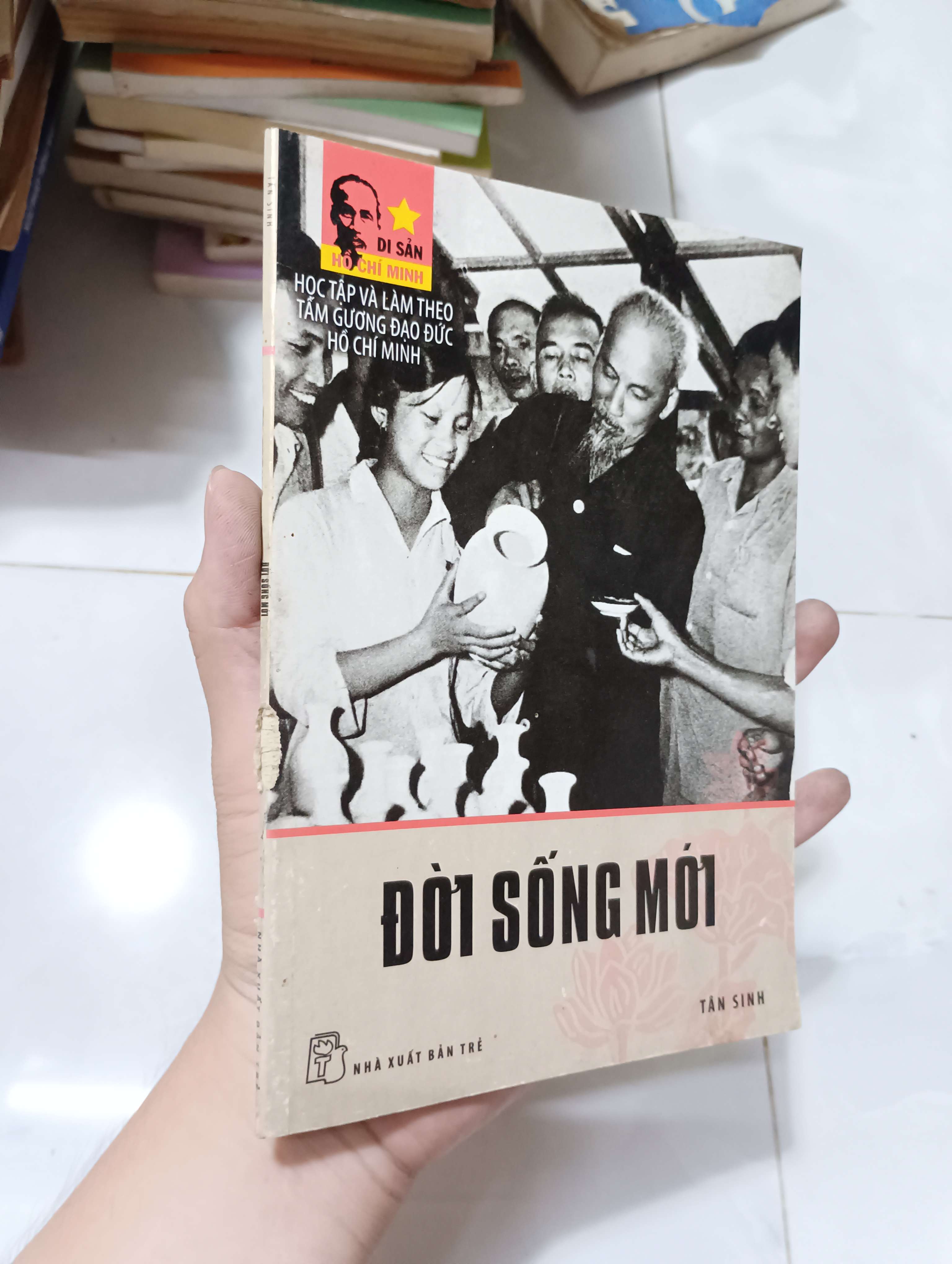 Đời sống mới (trong bộ: Học tập và làm theo tấm gương đạo đức Hồ Chí Minh) - Tân Sinh 2011 80% ố (Sách chính trị - pháp lý) HLSC