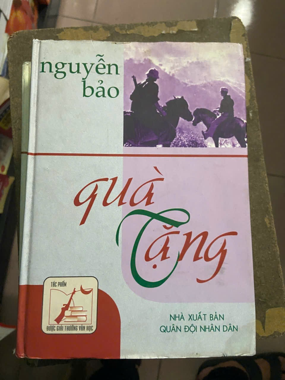 Quà tặng - Nguyễn Bảo Mới 80% (Văn học Việt Nam) VAVO