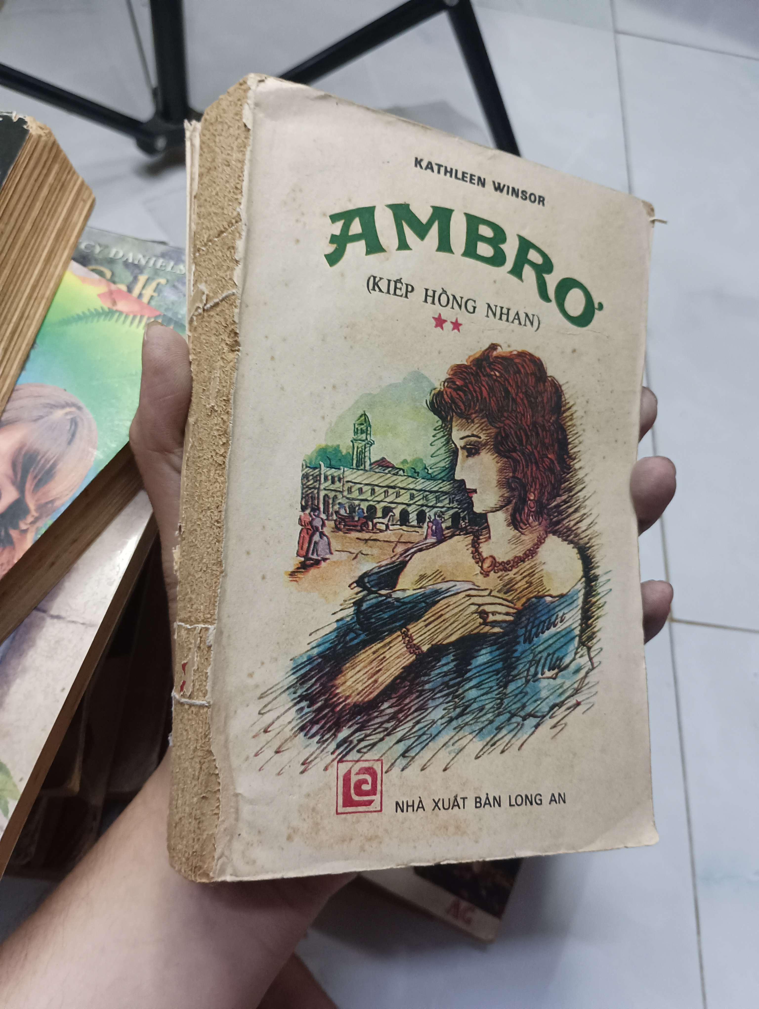 Ambro (Kiếp hồng nhan) - Kathleen Winsor 1988 70% gáy xấu (Văn học nước ngoài) HLSC