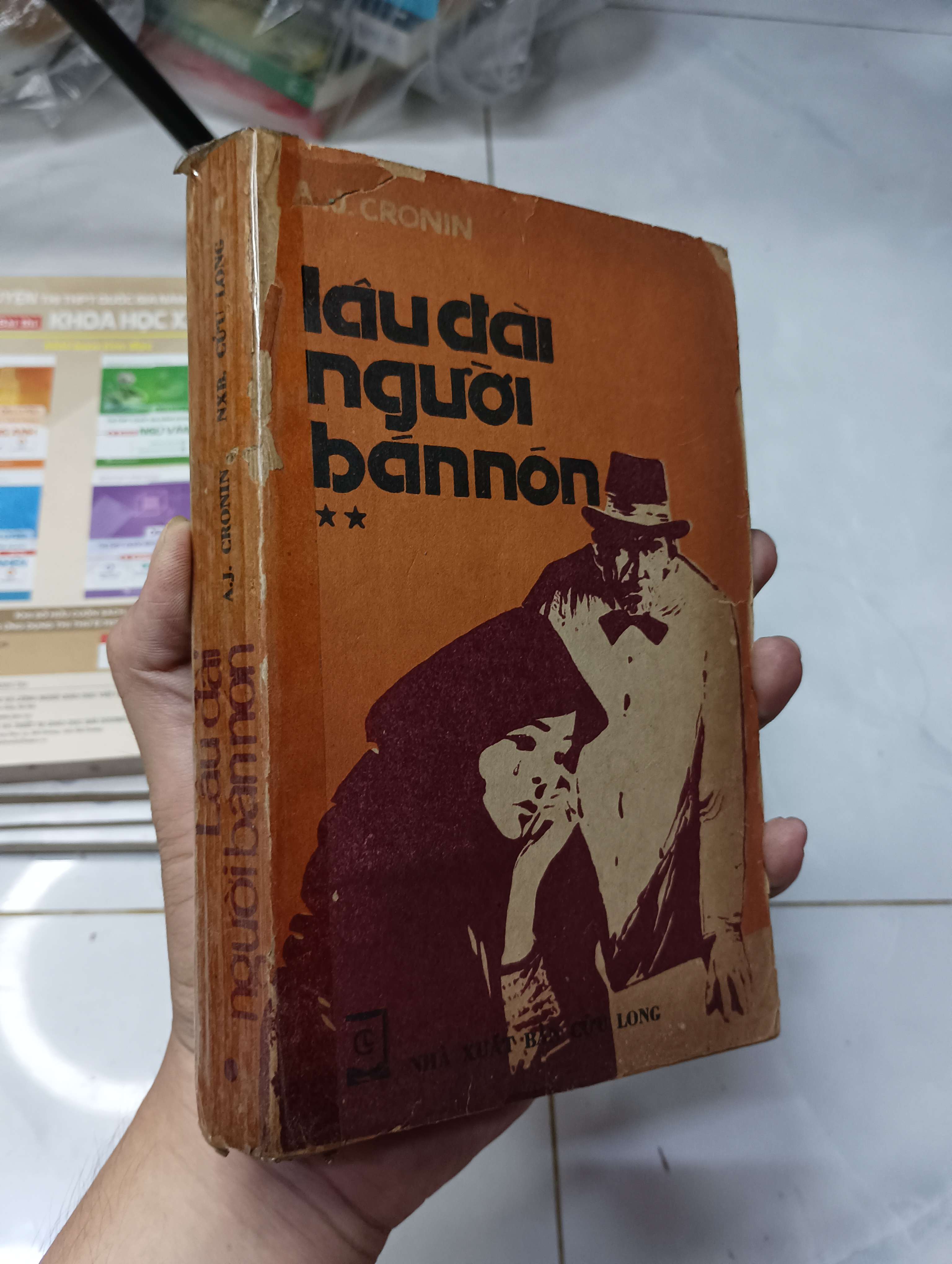 Lâu đài người Bánnon tập 2 - A.J. Cronin 1987 70% bìa xấu (Sách văn học) HLSC