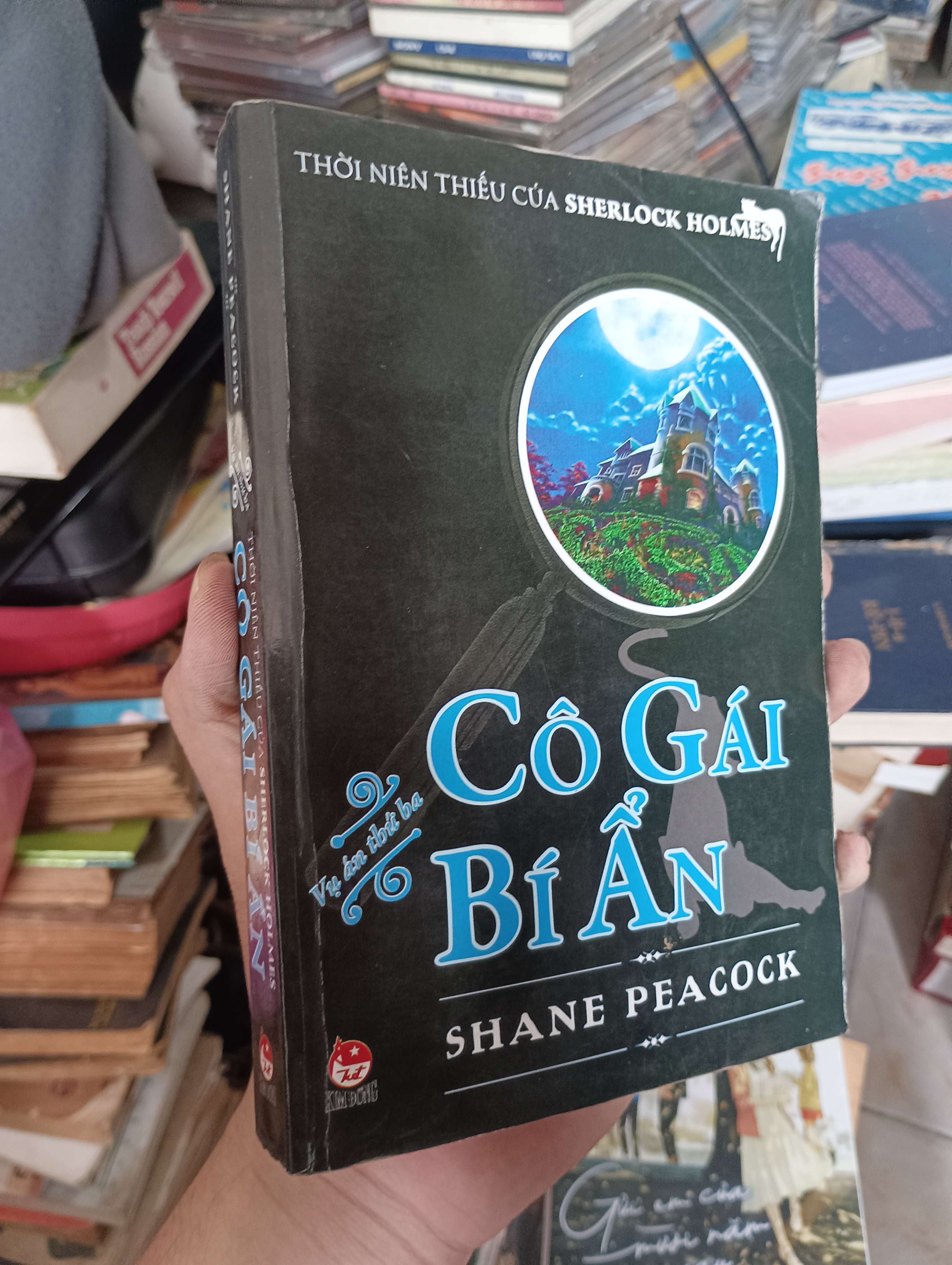 Cô gái bí ẩn (Vụ án thứ ba - Thời niên thiếu của Sherlock Holmes) - Shane Peacock 2012 (Sách văn học) KSX