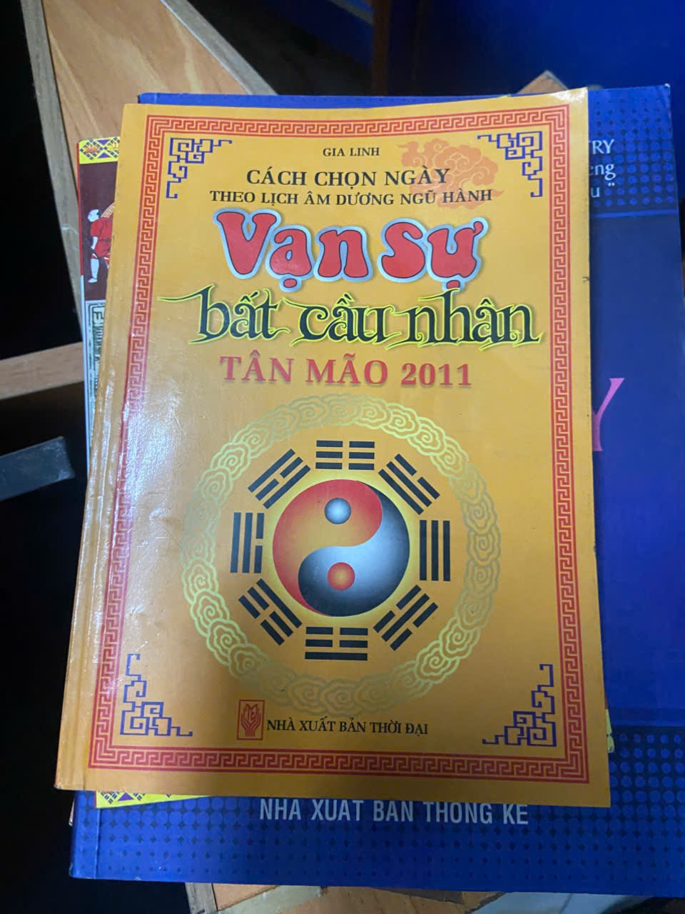 Cách chọn ngày theo lịch âm dương Ngũ Hành: Vạn Sự bất cầu nhân Tân Mão 2011 Mới 80% (Sách kiến thức tổng hợp) VAVO