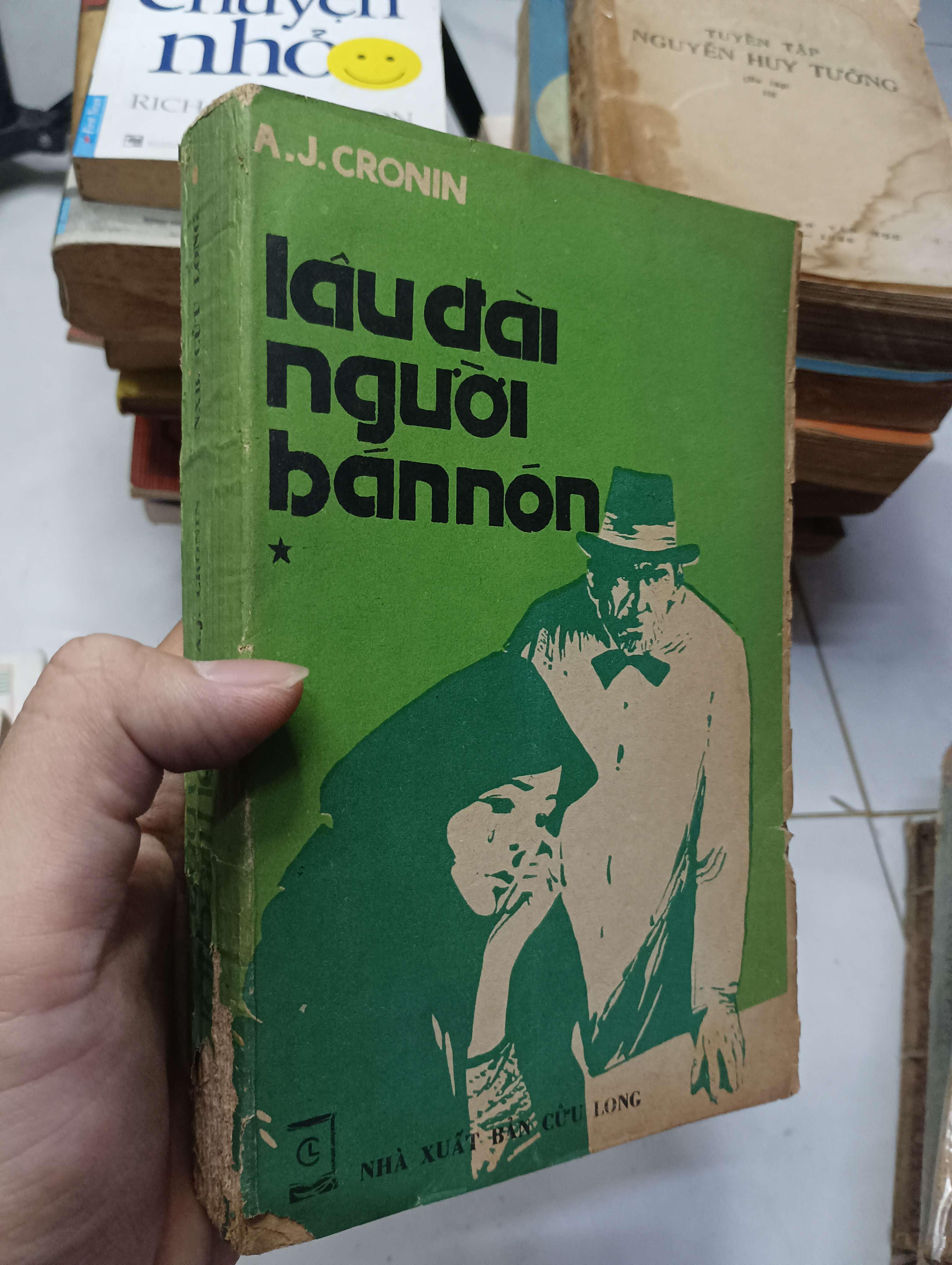 Lâu đài người bán nón - A.J. Cronin 1987 70% gáy xấu (Tiểu Thuyết) HLSC