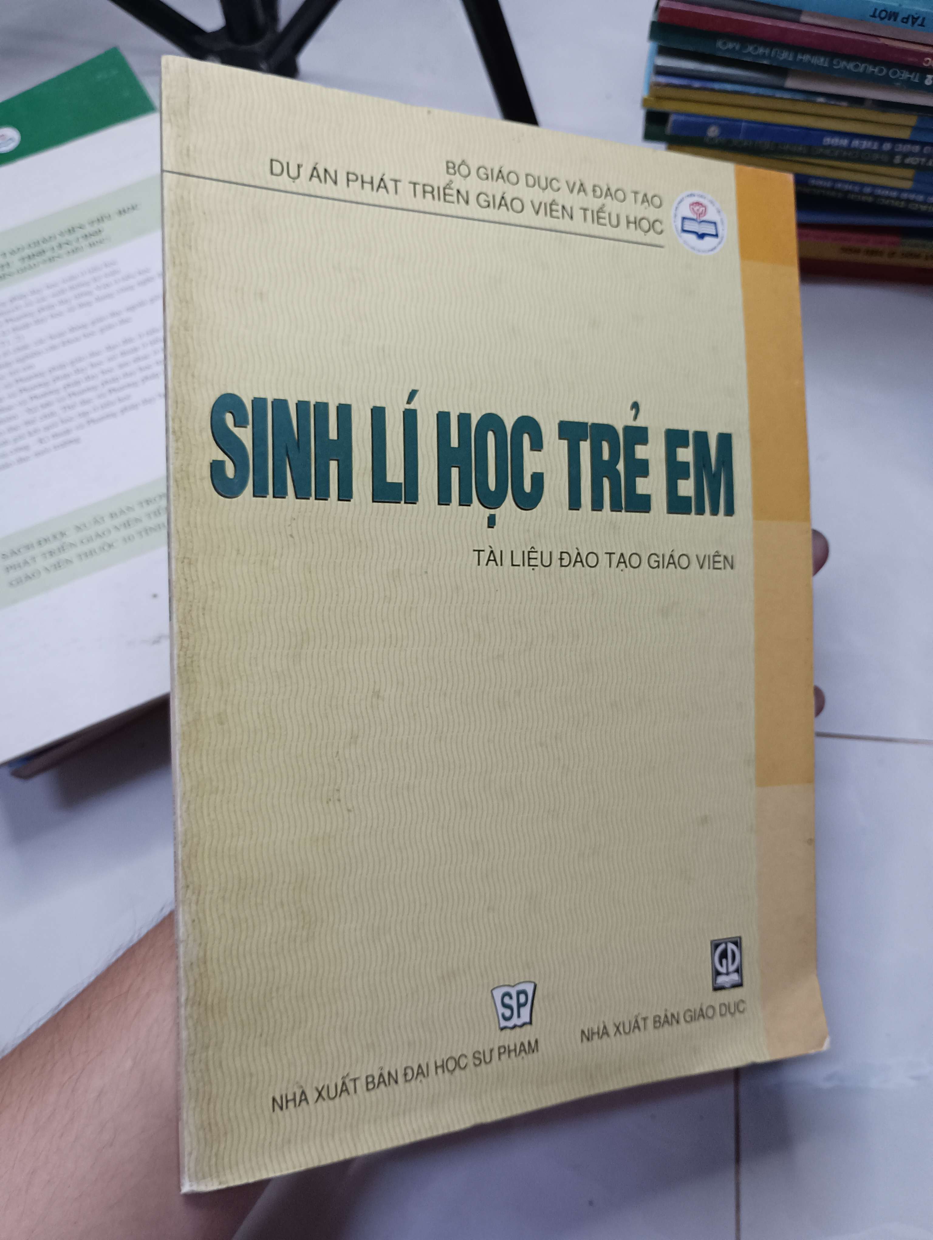 Sinh lí học trẻ em (Tài liệu đào tạo giáo viên) 2006 80% bìa hơi dơ (Sách giáo khoa - giáo trình) HLSC