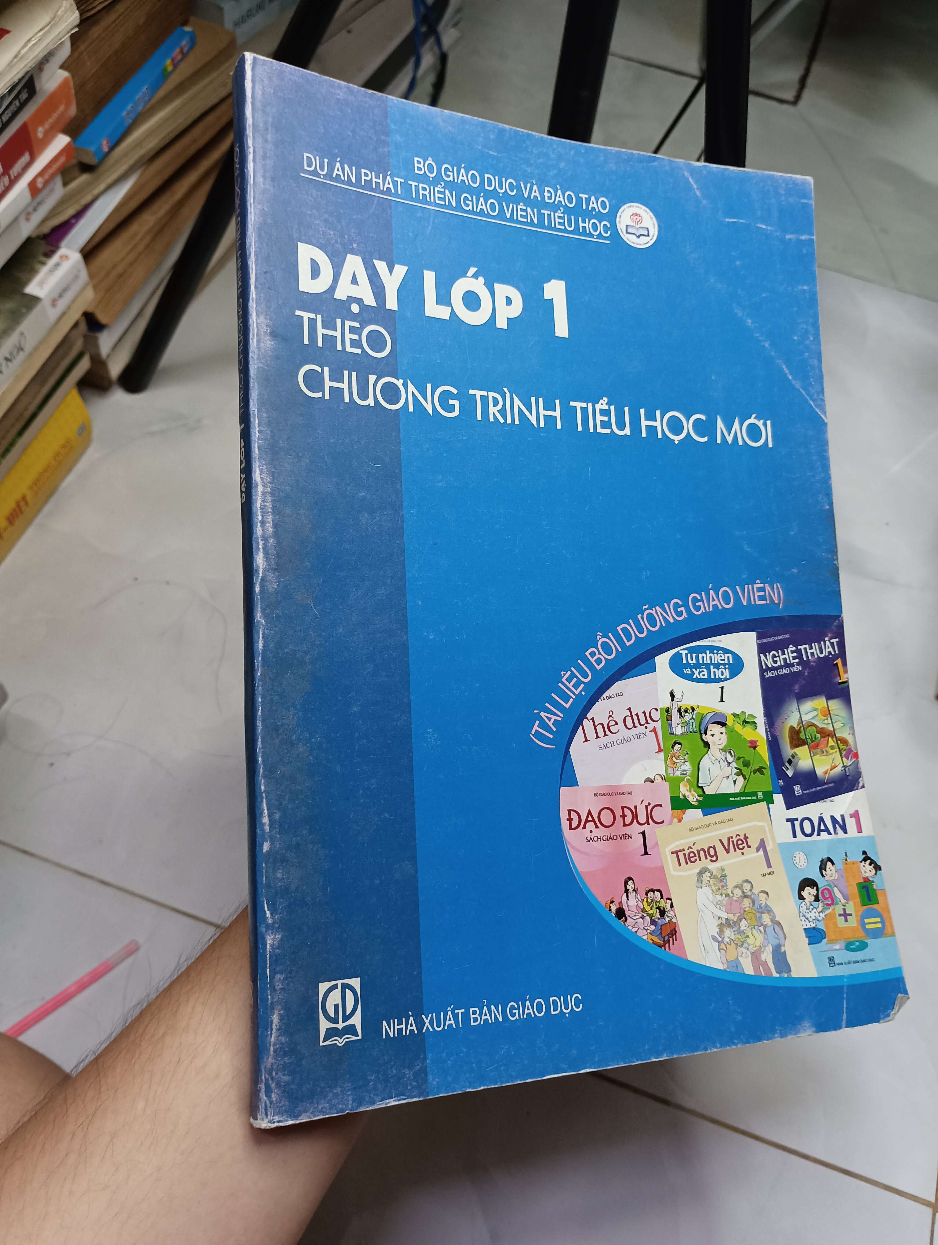 Dạy lớp 1 theo chương trình tiểu học mới (Tài liệu bồi dưỡng giáo viên) 2006 80% (Sách giáo khoa - giáo trình) HLSC