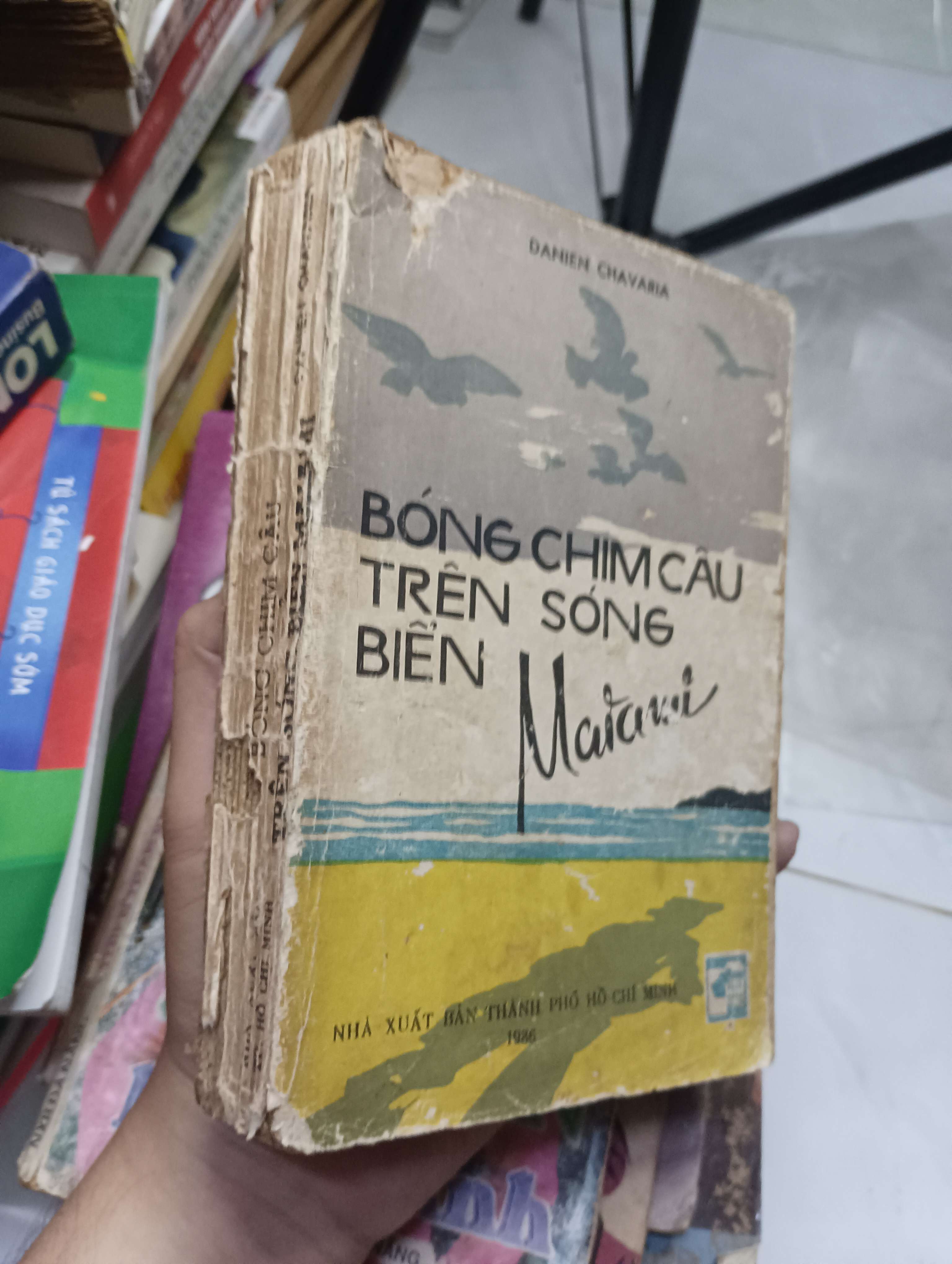 Bóng chim câu trên sóng biển Maracaibo - Damien Chavaria 1986 70% bung gáy bìa xấu (Văn học nước ngoài) HLSC