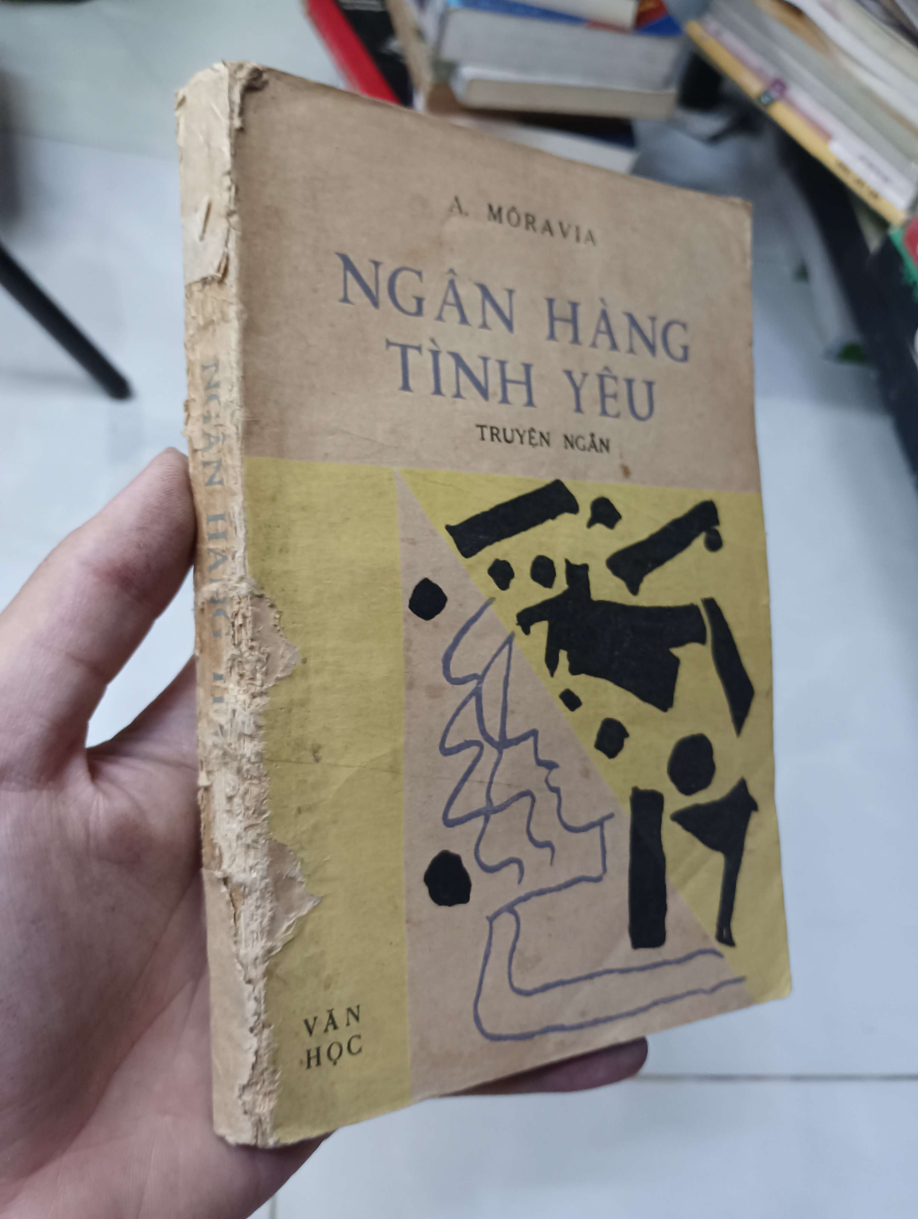 Ngân hàng tình yêu - A. Moravia 1986 70% ố bung trang đầu (Văn học nước ngoài) HLSC