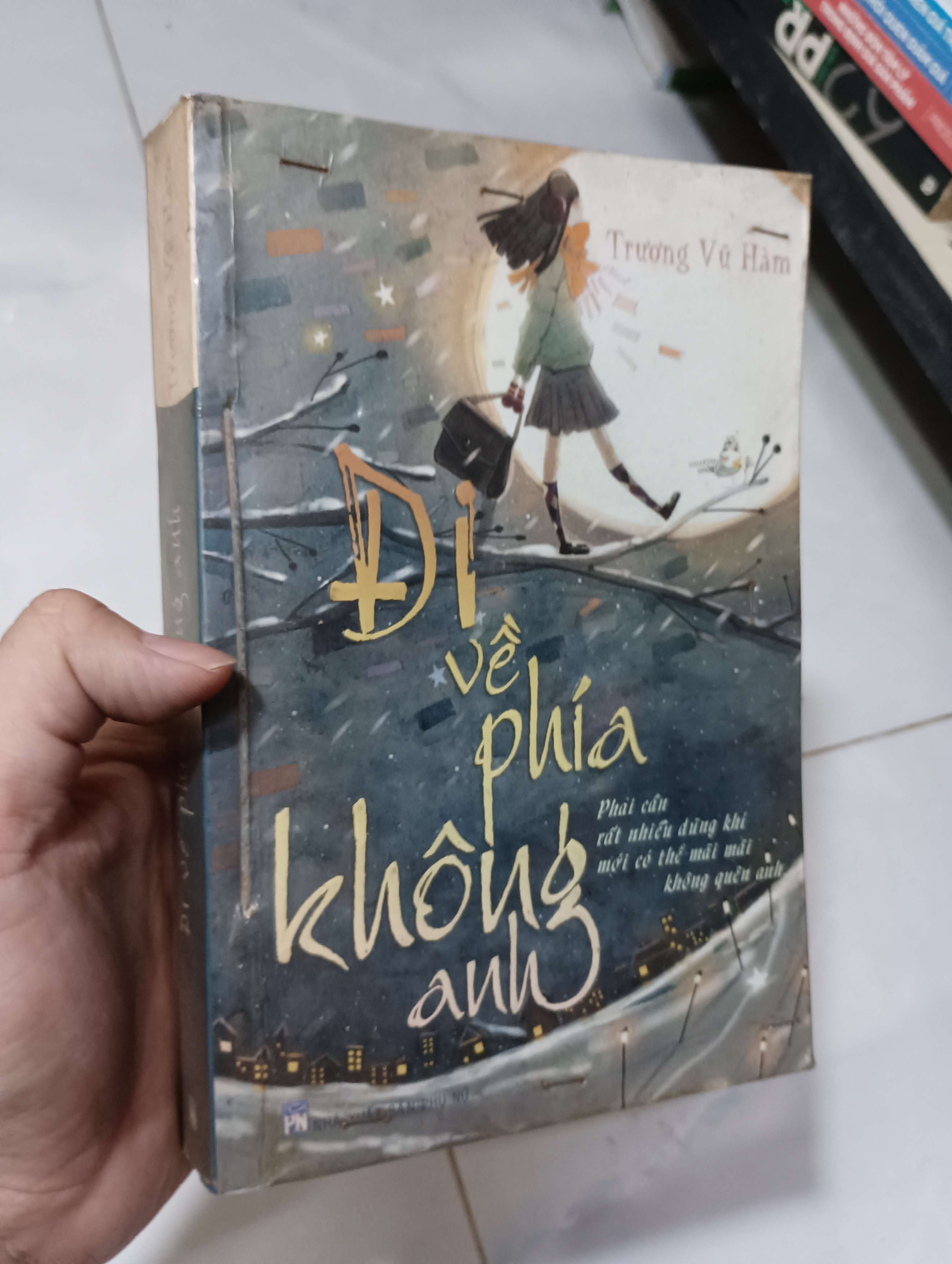 Đi về phía không anh - Trương Vũ Hàm 2012 70% ố (Sách văn học) HLSC