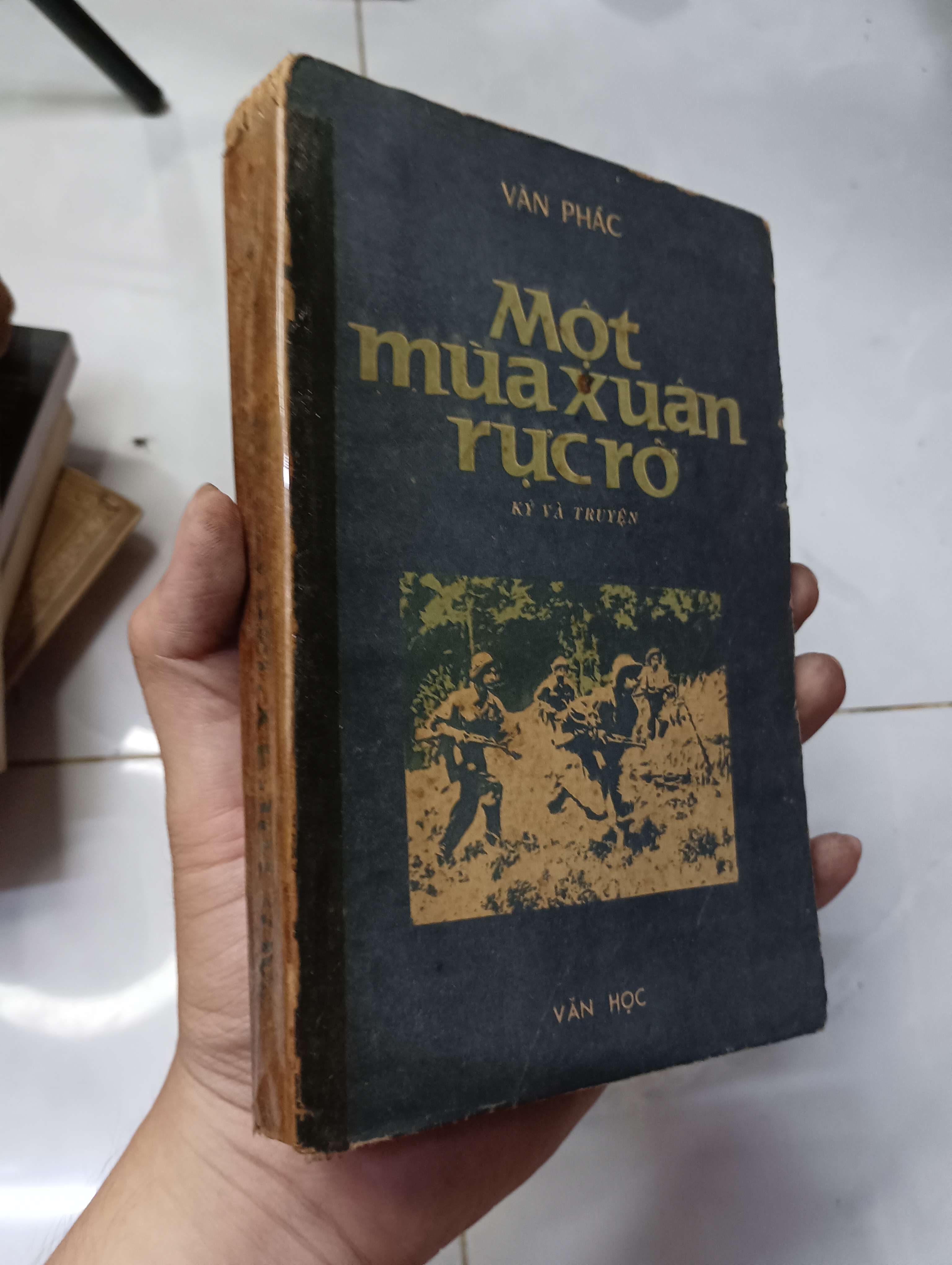 Một mùa xuân rực rỡ - Văn Phác 1985 70% ố bung gáy (Sách văn học) HLSC