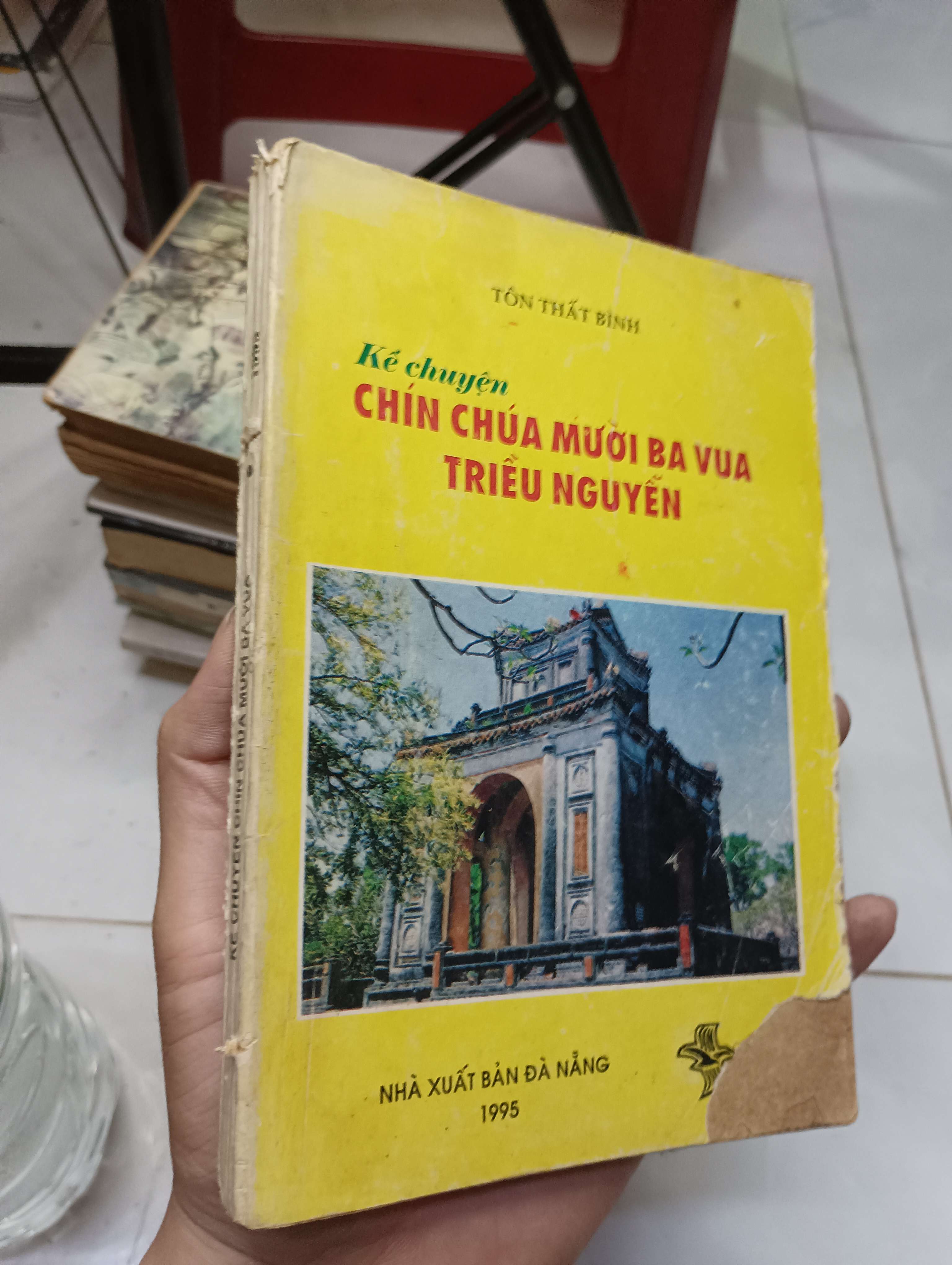 Kể chuyện Chín chúa mười ba vua triều Nguyễn - Tôn Thất Bình 1992 70% rách 1 góc nhỏ ở bìa dưới (Lịch sử Việt Nam) HLSC