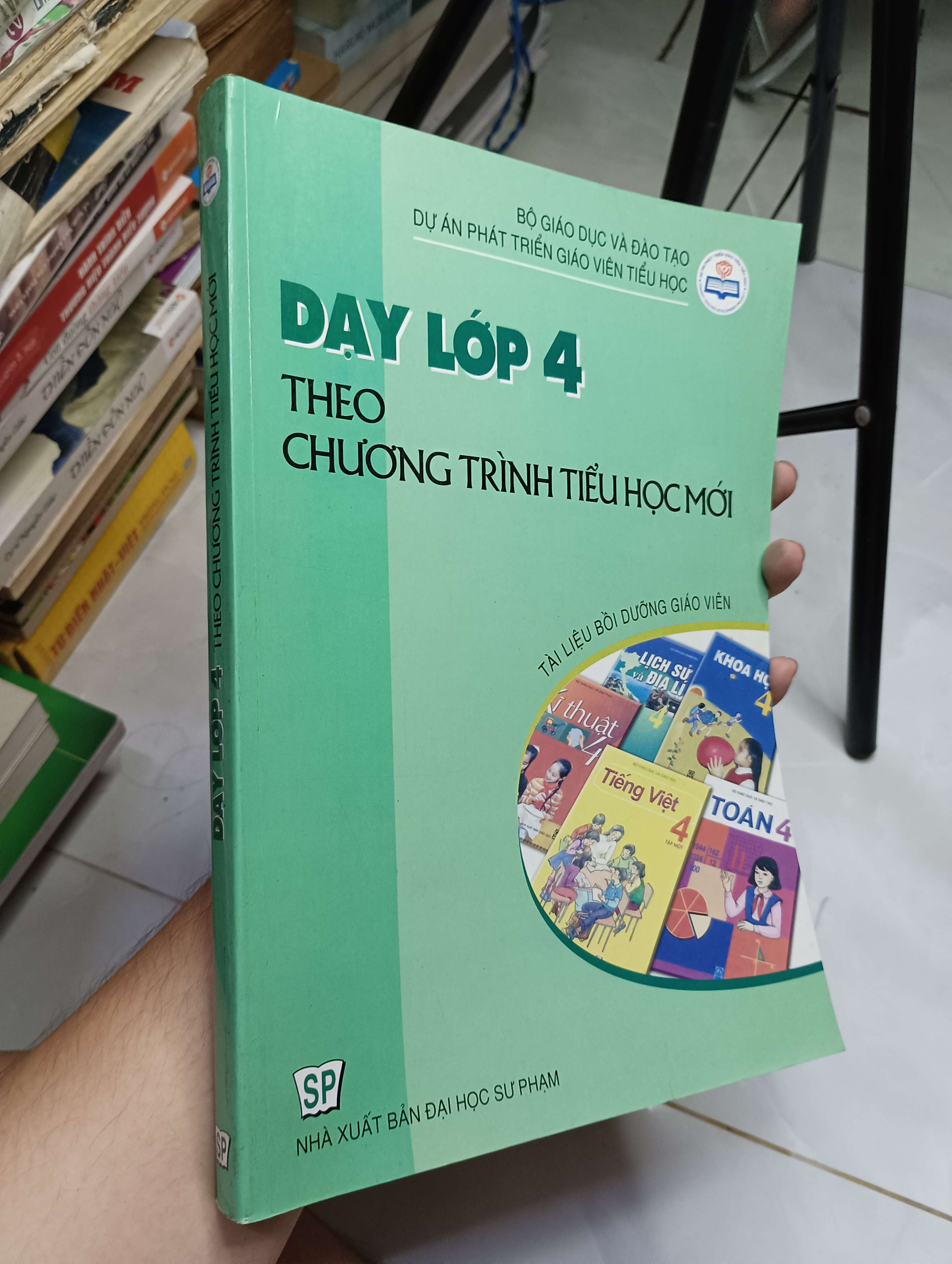 Dạy lớp 4 theo chương trình tiểu học mới (Tài liệu bồi dưỡng giáo viên) 0.8 (Sách giáo khoa - giáo trình) HLSC