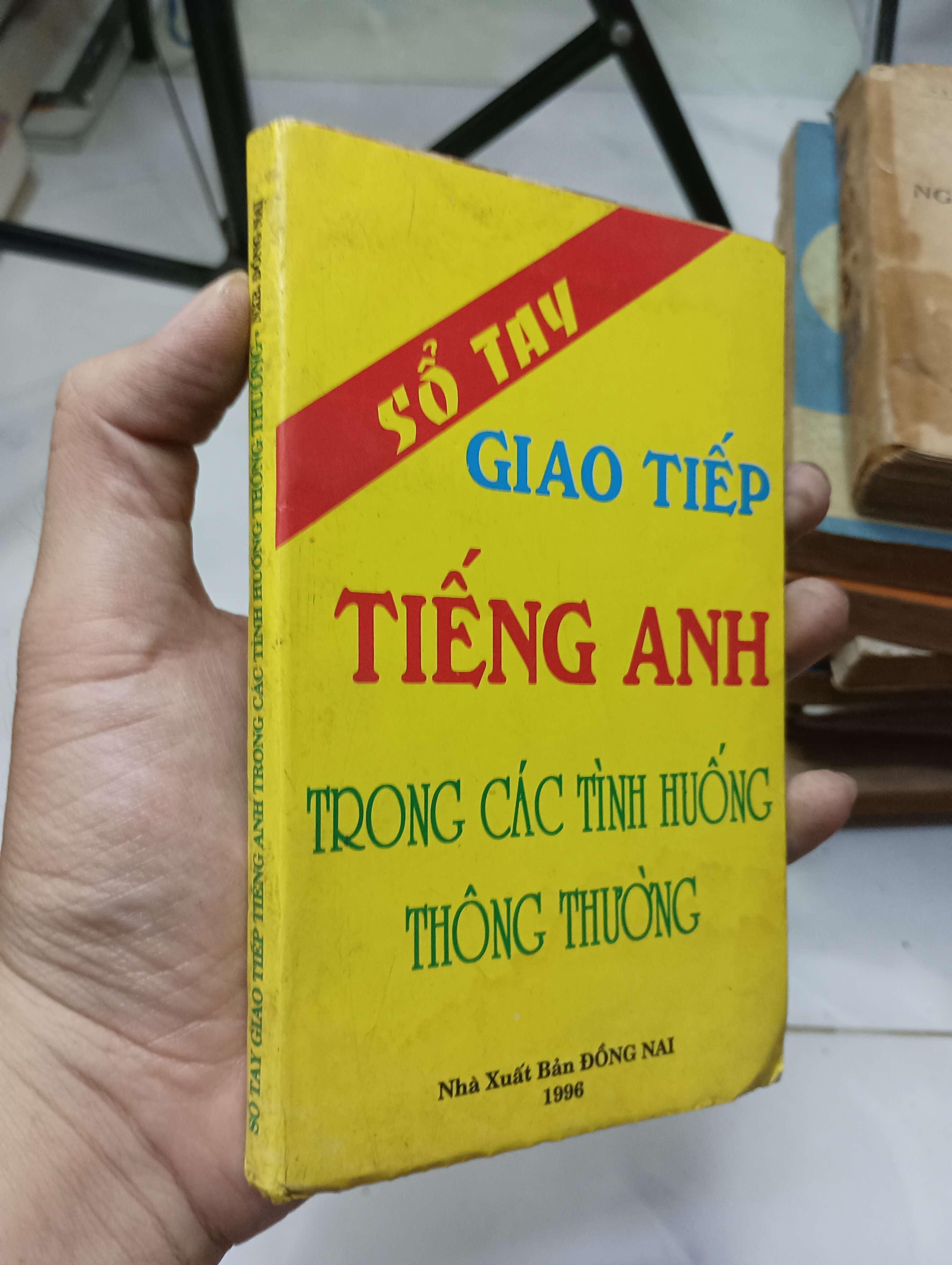 Sổ tay giao tiếp tiếng Anh trong các tình huống thông thường - Hương Thông 1996 70% bung gáy nhẹ (Sách học ngoại ngữ) HLSC