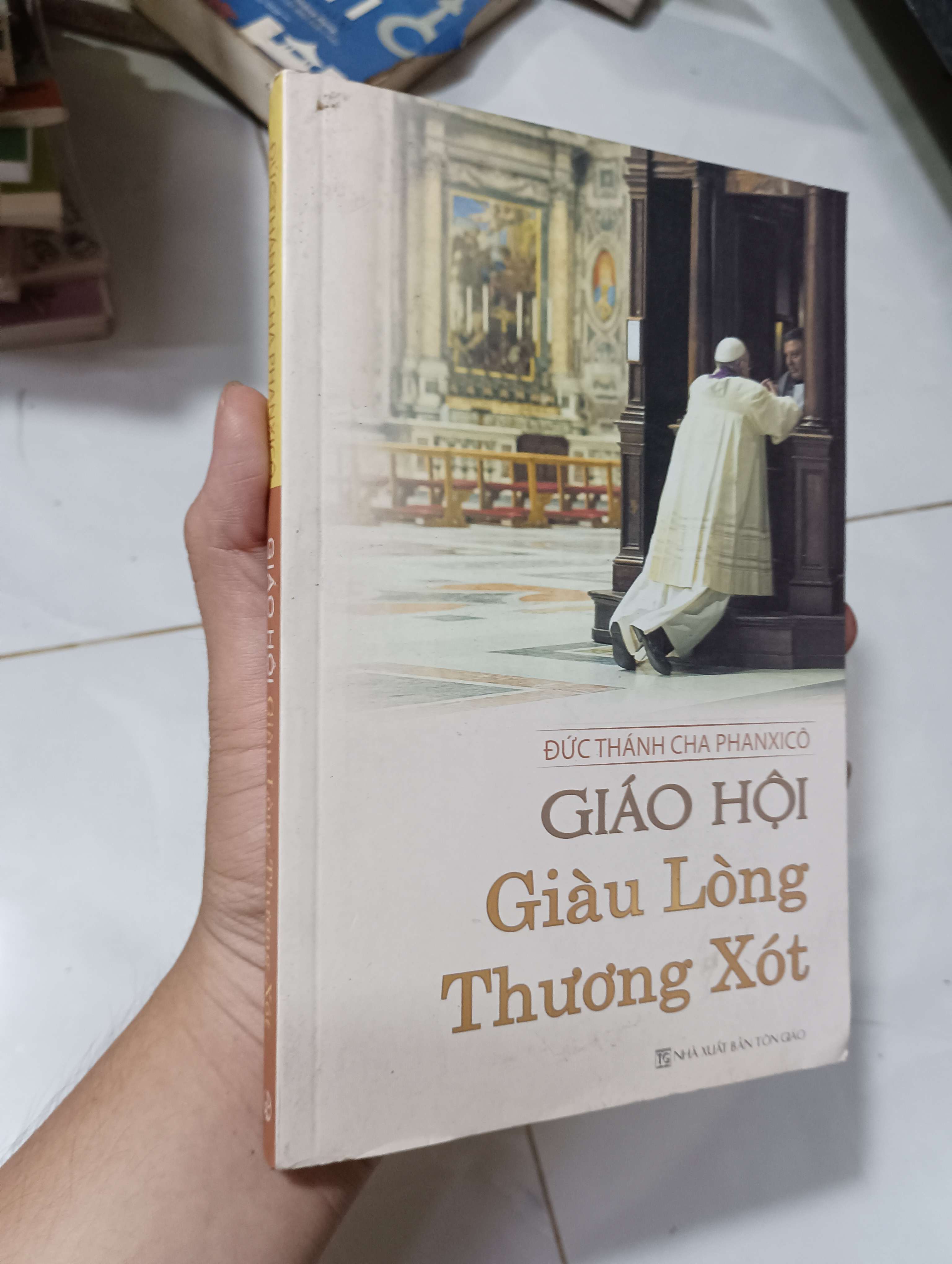 Giáo hội Giàu Lòng Thương Xót - Đức Thánh Cha Phanxicô 2015 80% bìa hơi xấu (Sách tôn giáo - tâm linh) HLSC