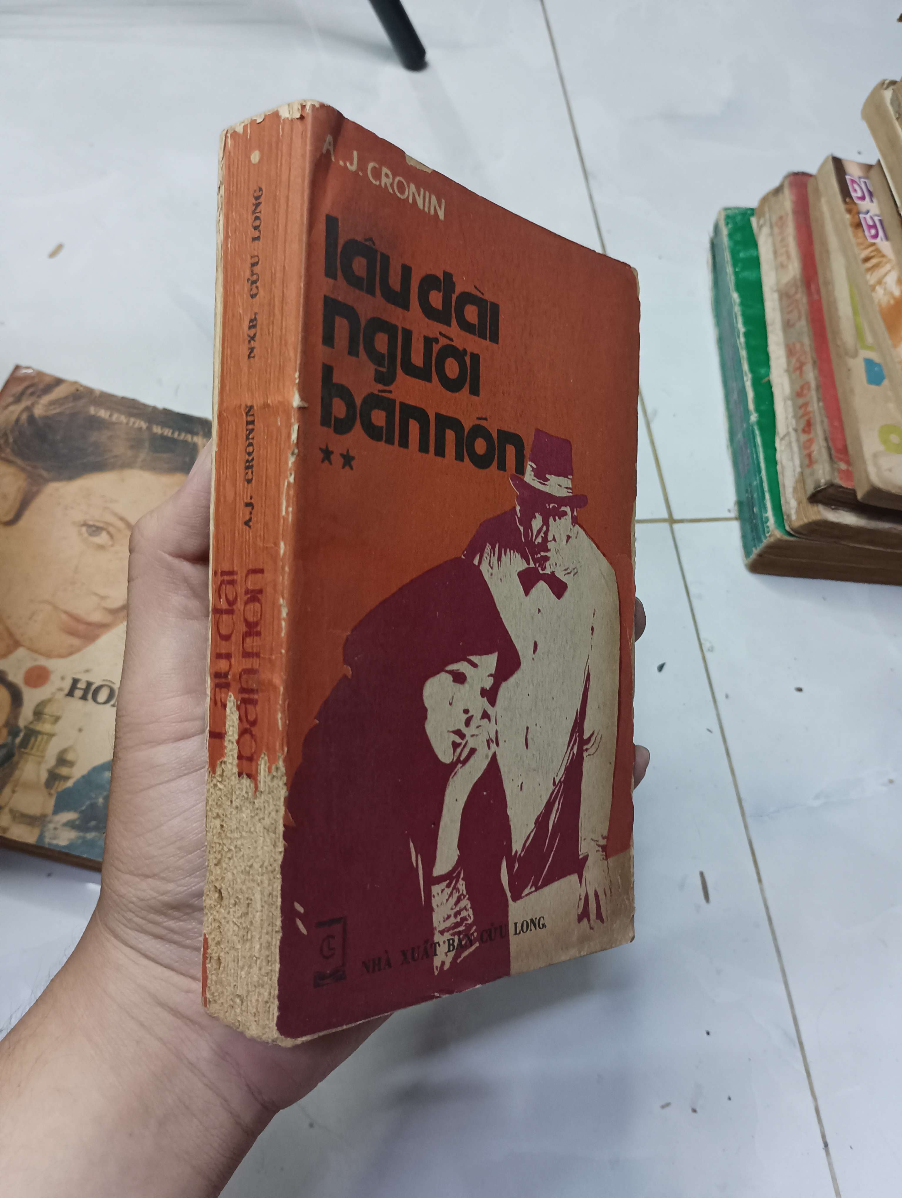 Lâu đài người bán nón - A.J. Cronin 1987 70% bìa xấu (Tiểu Thuyết) HLSC
