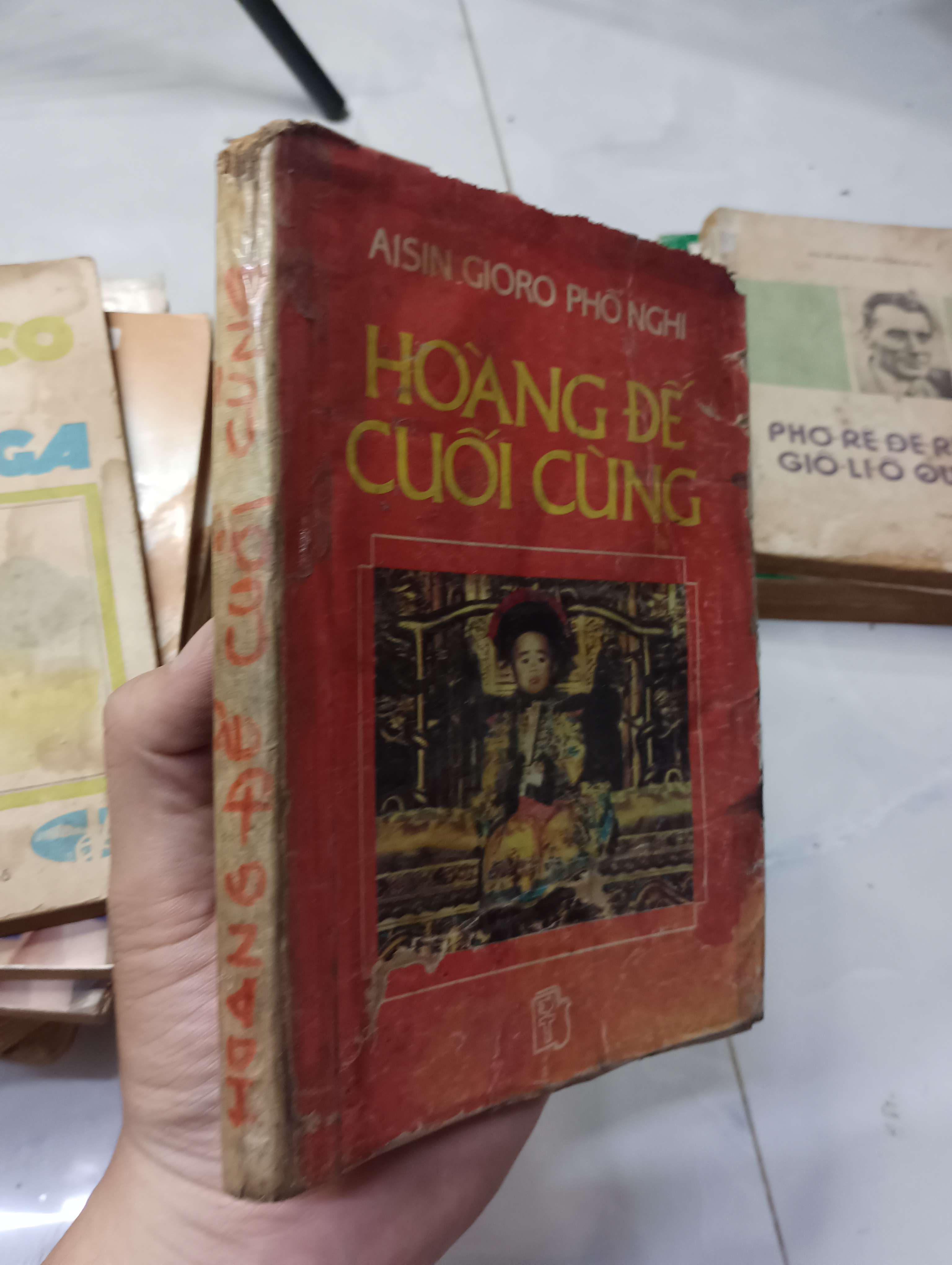 Hoàng đế cuối cùng - Aisin Gioro Phổ Nghi 1989 70% ố bìa xấu (Sách văn học) HLSC