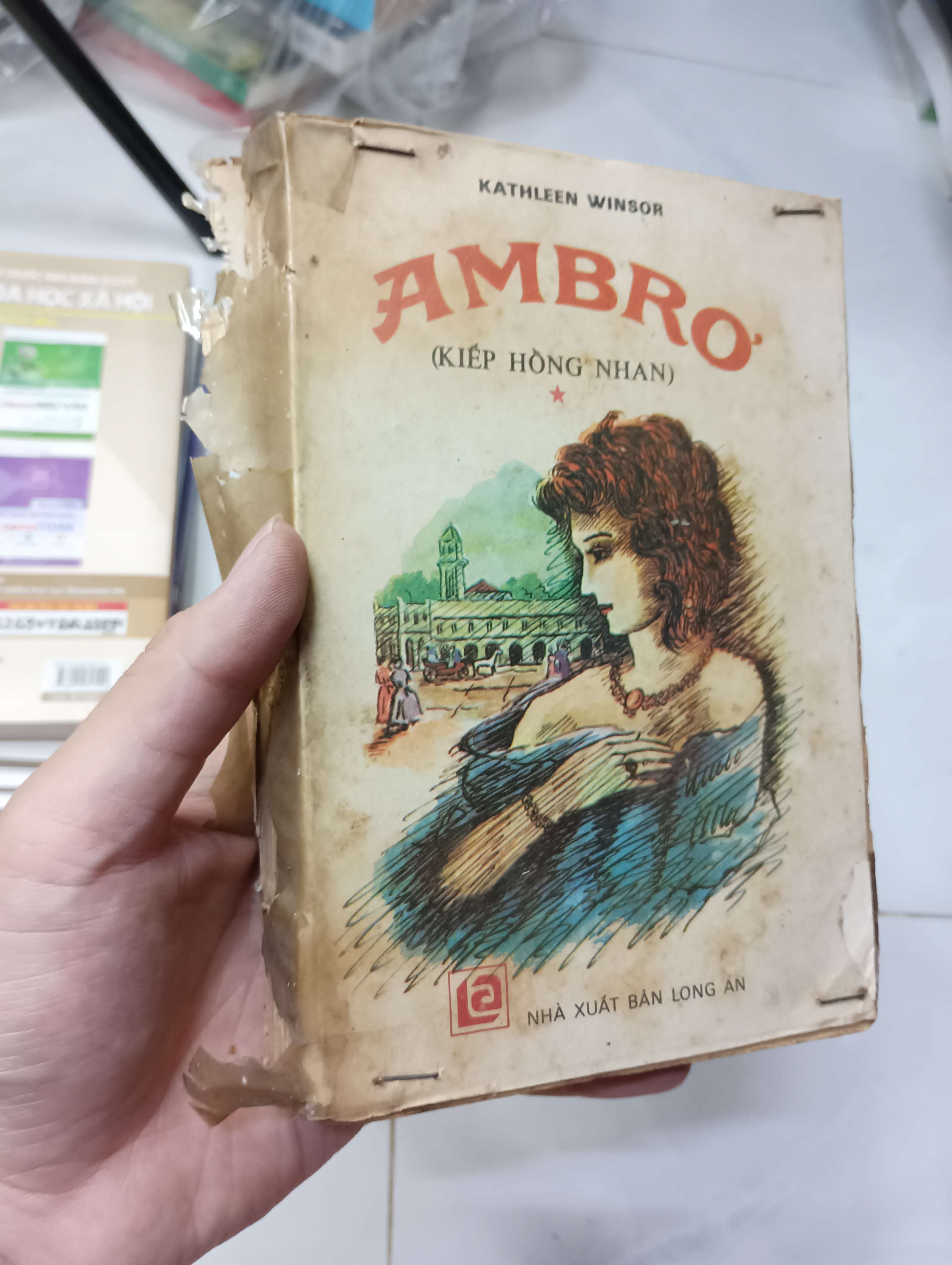 Ambrơ (Kiếp hồng nhan) - Kathleen Winsor 1988 70% bìa xấu ố rách bung bìa sau (Tiểu Thuyết) HLSC