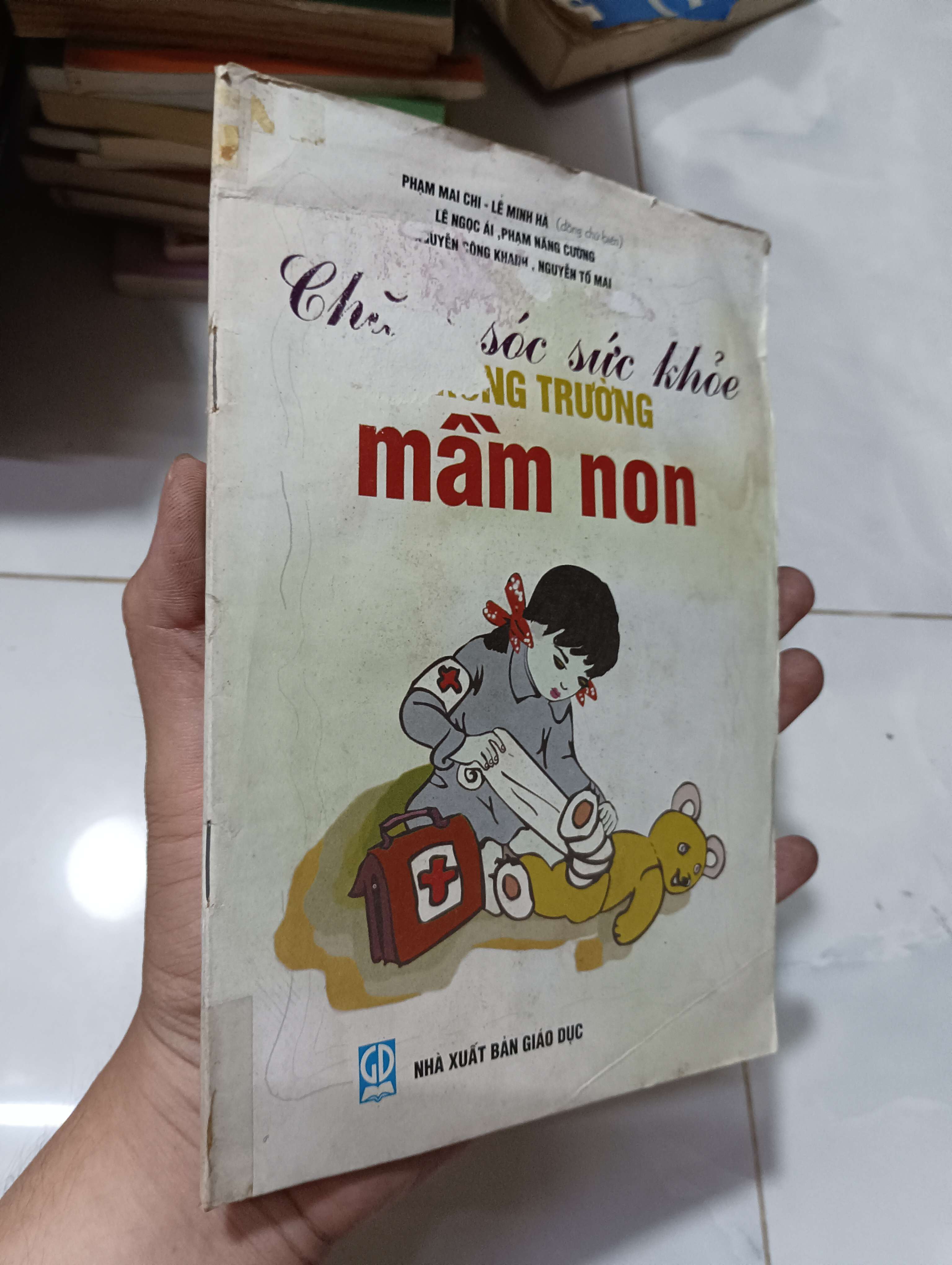Chăm sóc sức khỏe trong trường mầm non 2001 70% bìa xấu ố (Sách dinh dưỡng - sức khỏe cho bé) HLSC