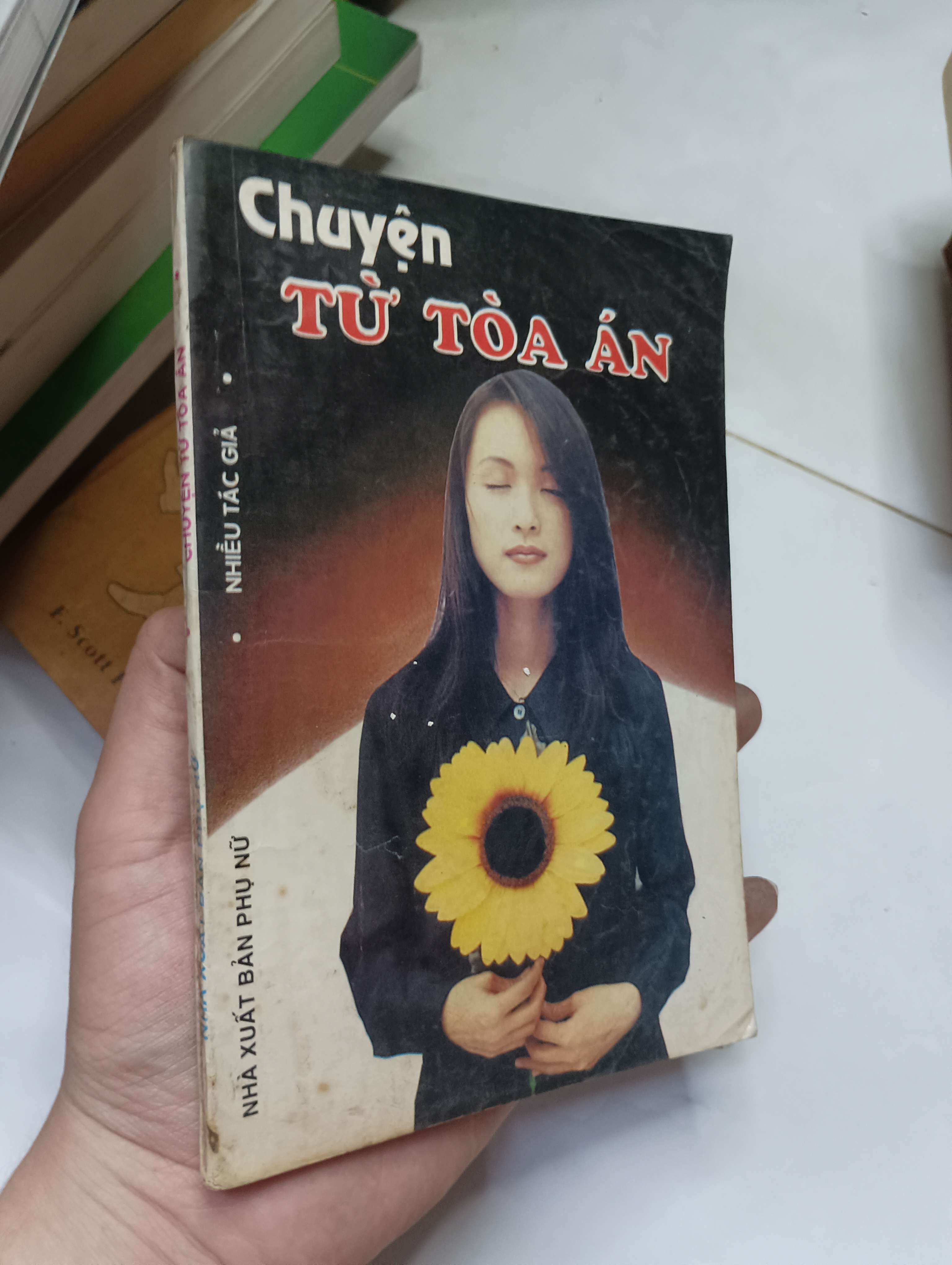 Chuyện Từ Tòa Án 1997 70% ố (Sách văn học) HLSC