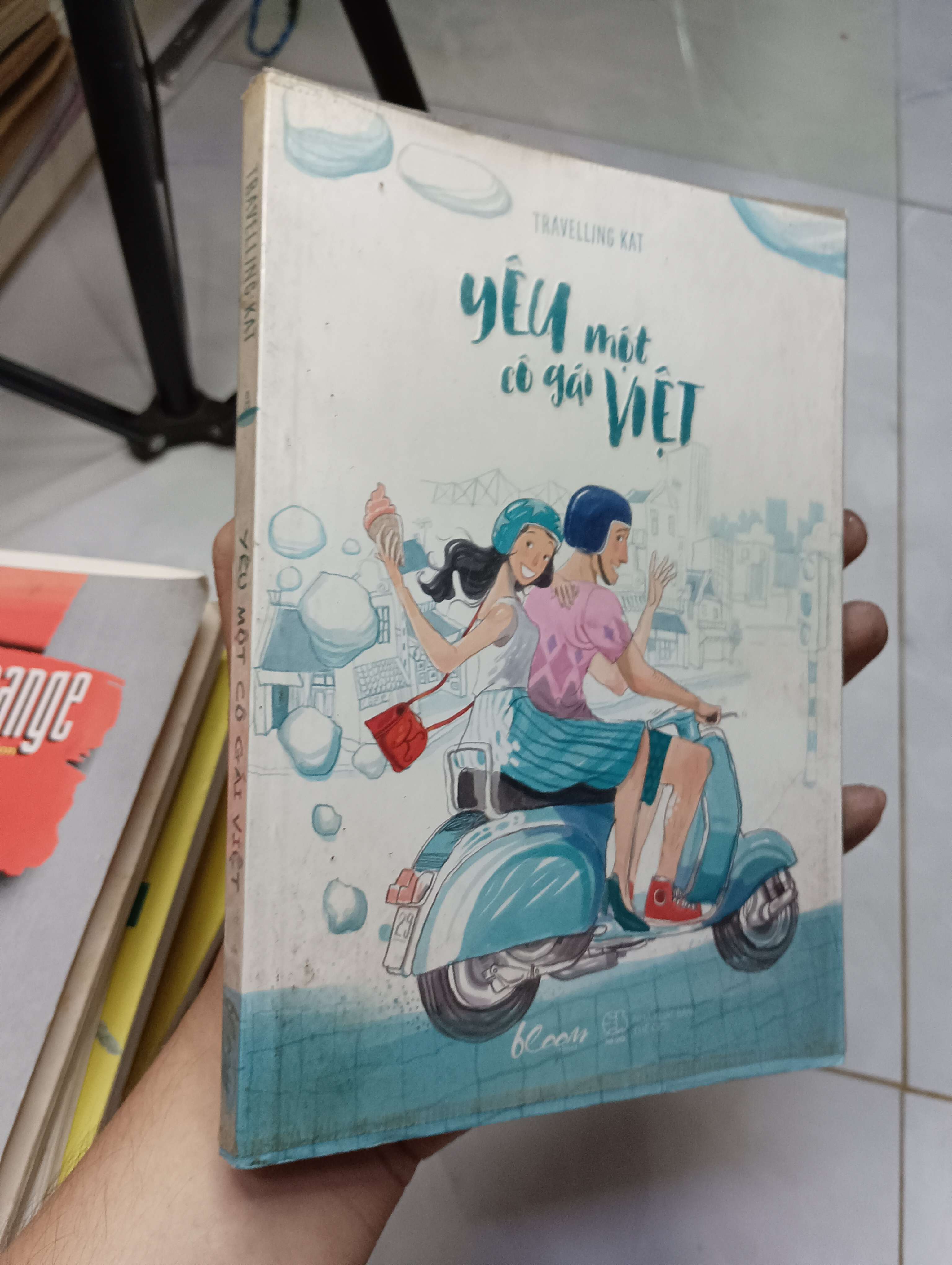 Yêu một cô gái Việt - Travelling Kat 2015 80% ố (Sách văn học) HLSC