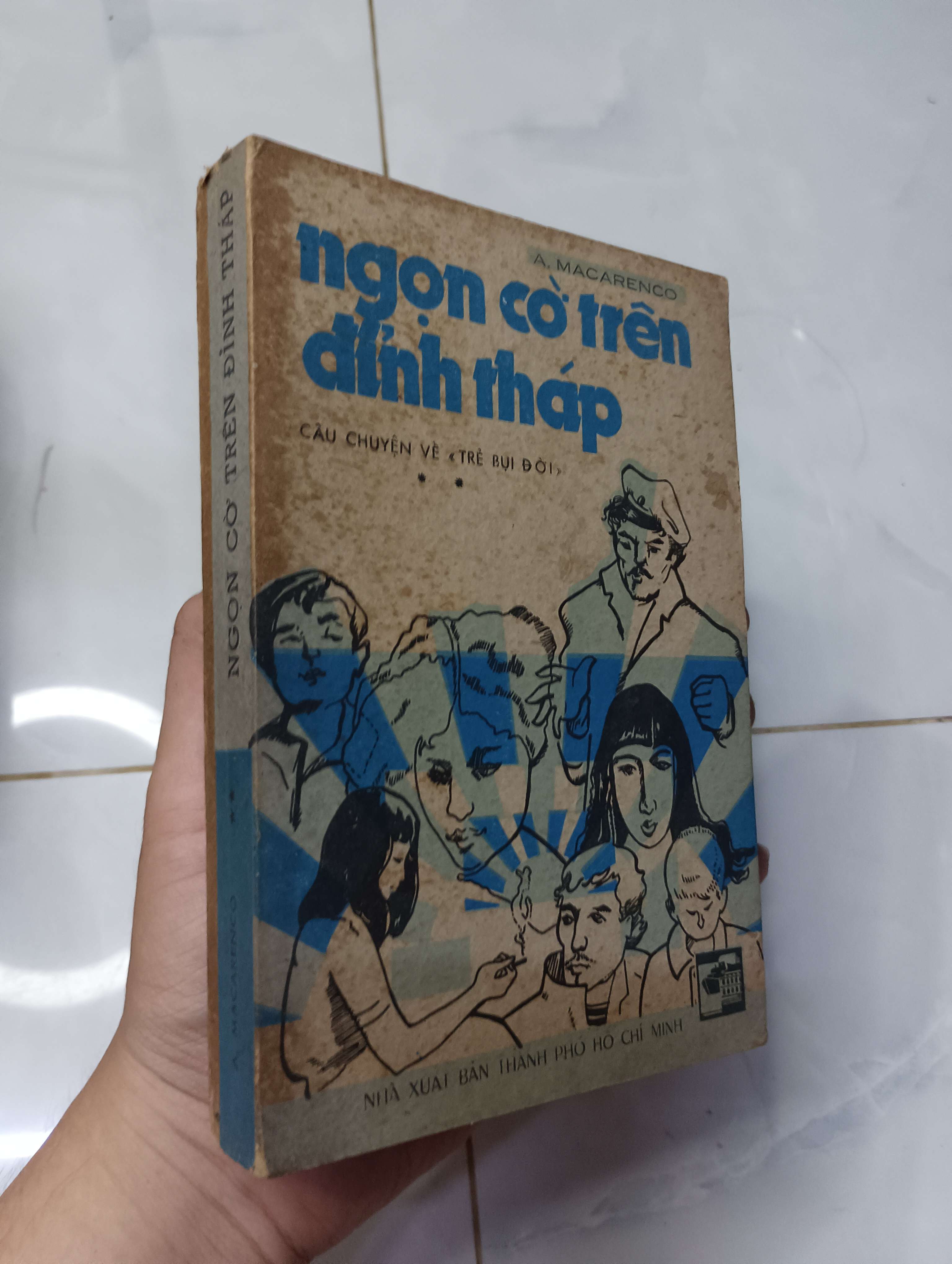 Ngọn cờ trên đỉnh tháp - A. Macarenko 1985 70% ố bìa dơ (Văn học nước ngoài) HLSC