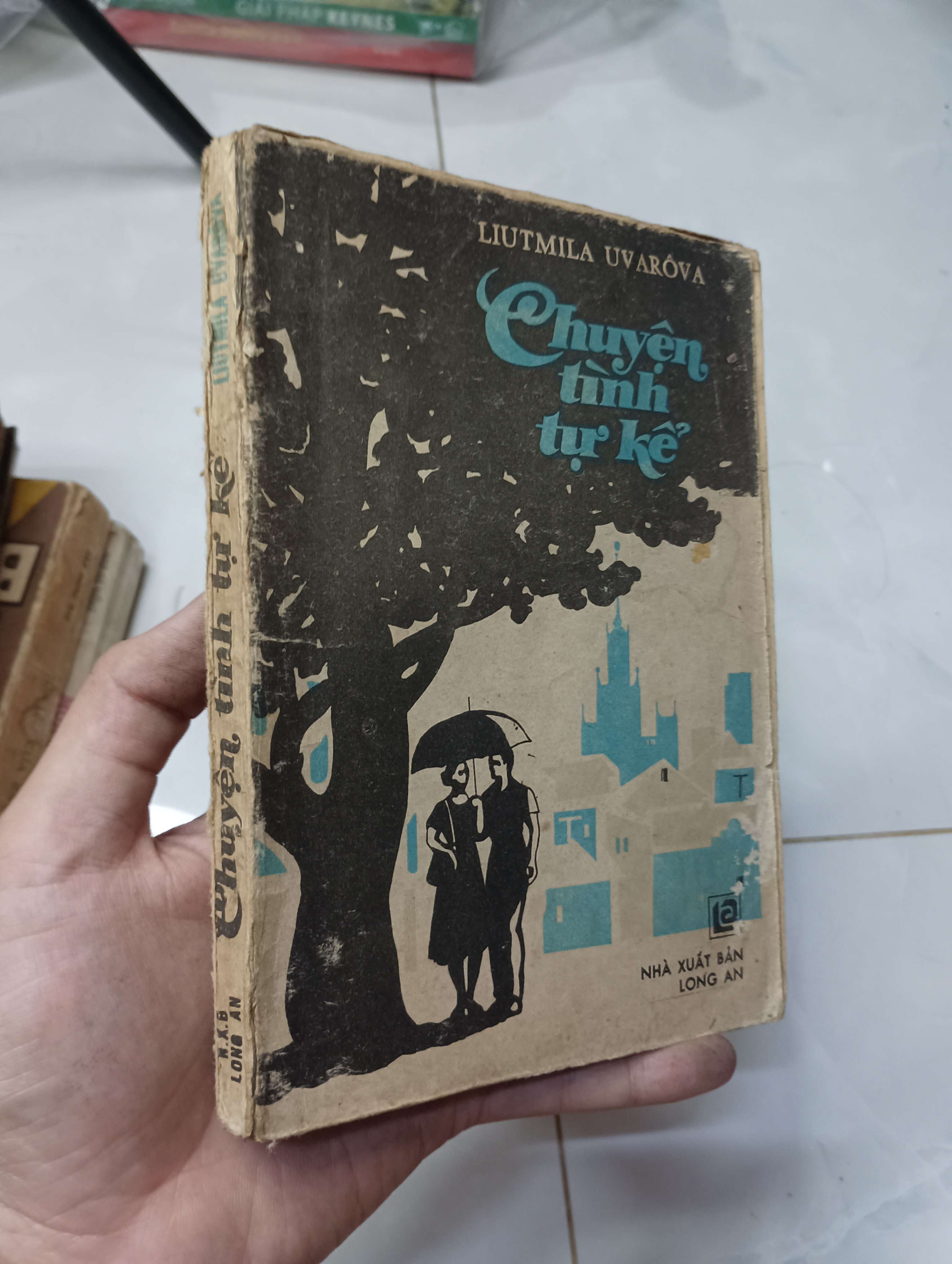 Chuyện tình tự kể - Liutmila Uvarova 1986 70% mất bìa sau có viết (Tiểu Thuyết) HLSC