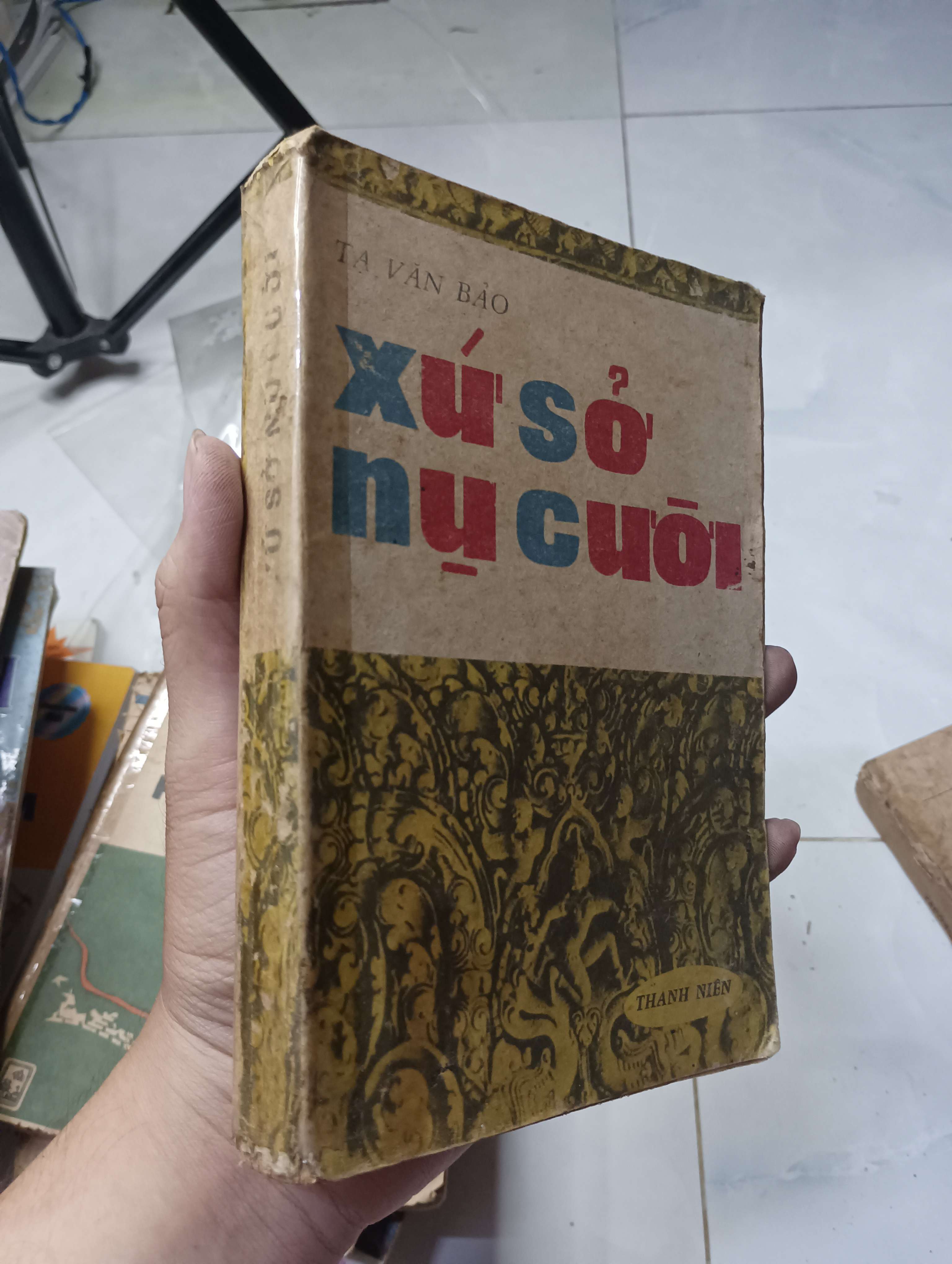 Xứ sở nụ cười - Tạ Văn Bảo 70% ố (Sách văn học) HLSC