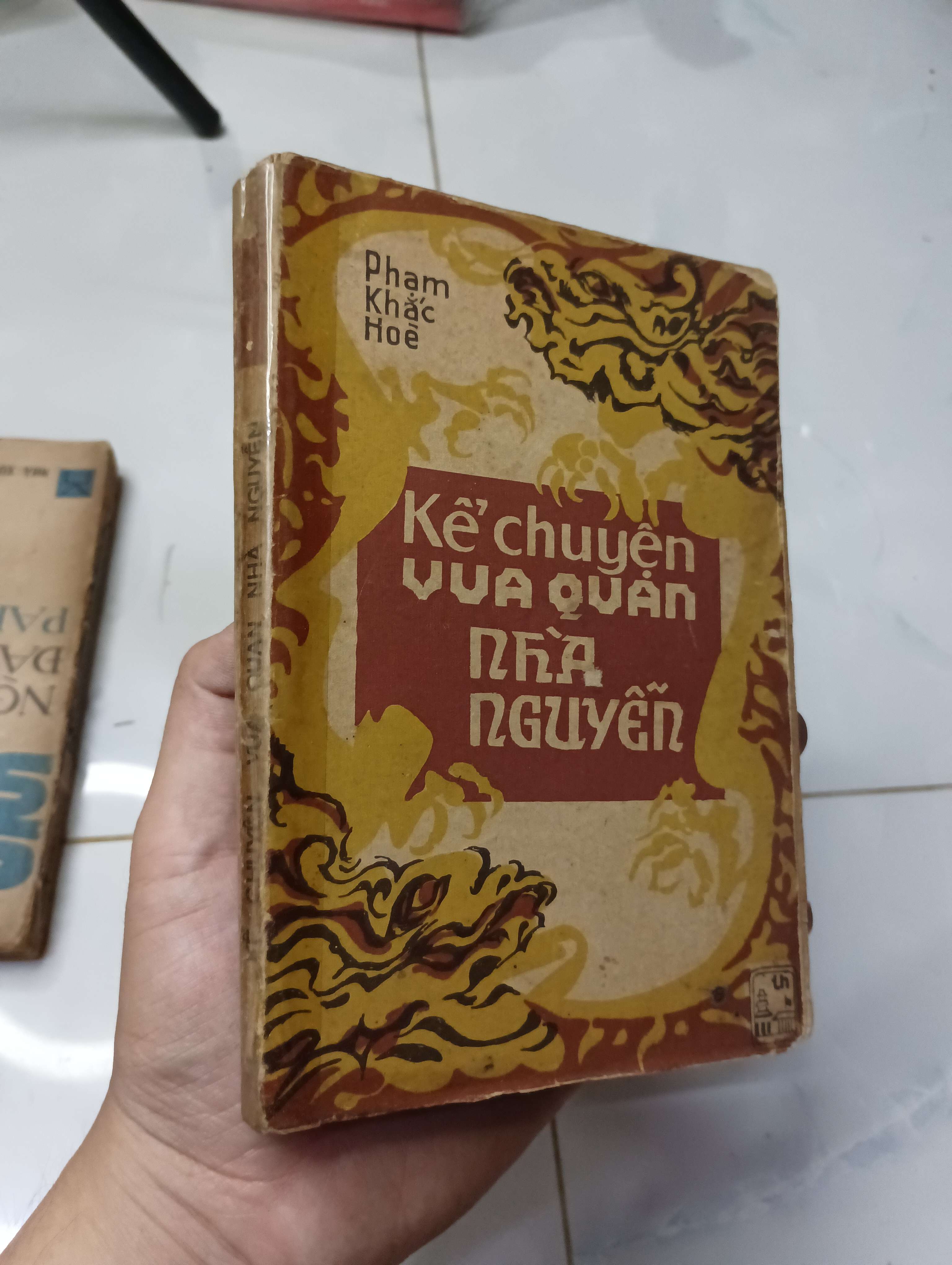 Kể chuyện vua quan nhà Nguyễn - Phạm Khắc Hòe 1990 70% ố có viết (Lịch sử Việt Nam) HLSC