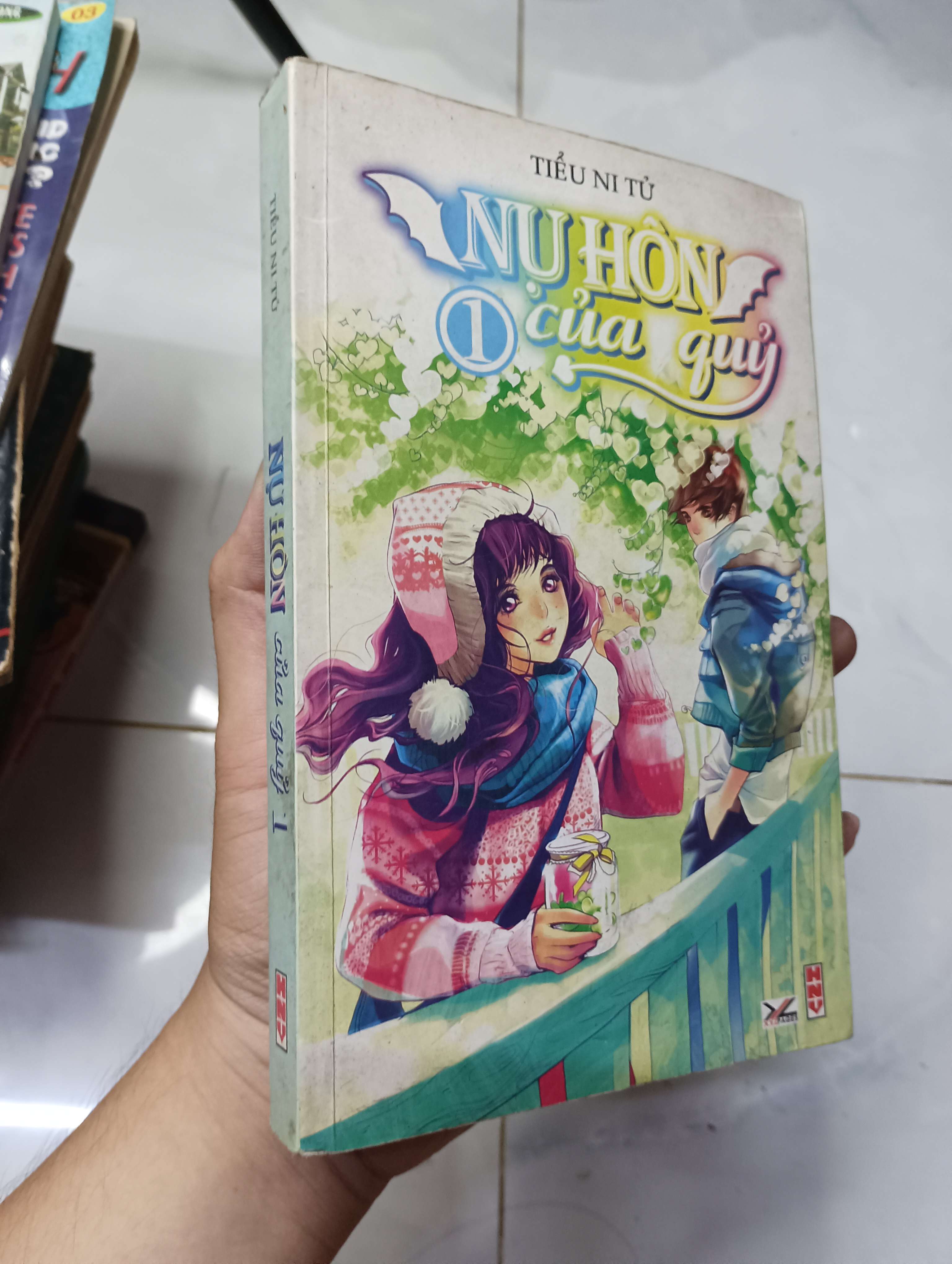 Nụ hôn của quỷ (tập 1) - Tiểu Ni Tử 2011 80% ố (Sách văn học) HLSC