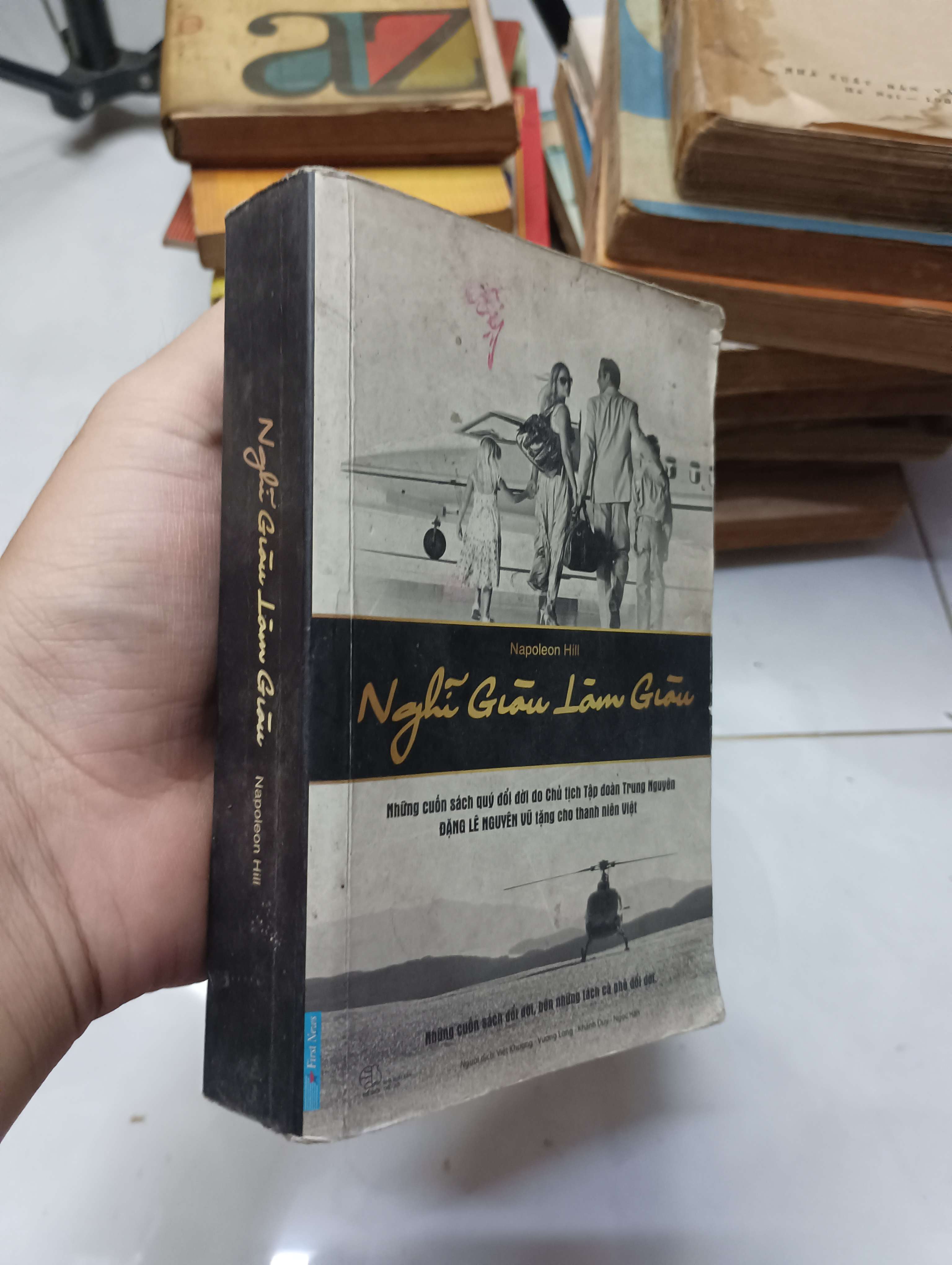 Nghĩ giàu làm giàu - Napoleon Hill 70% ố bìa dơ (Kỹ năng sống) HLSC