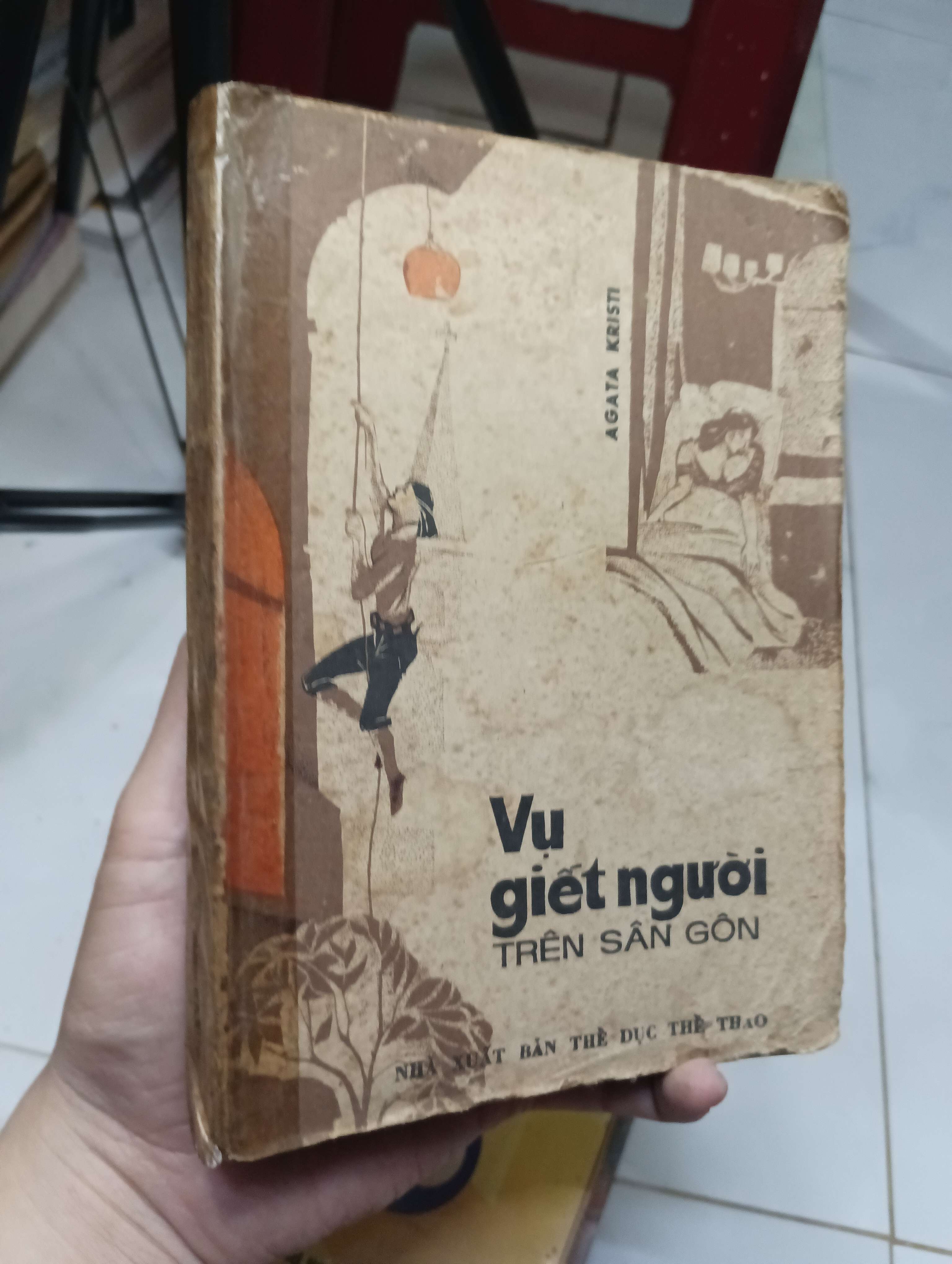 Vụ giết người trên sân gôn - Agata Kristi 1984 70% ố bìa xấu (Tiểu Thuyết) HLSC