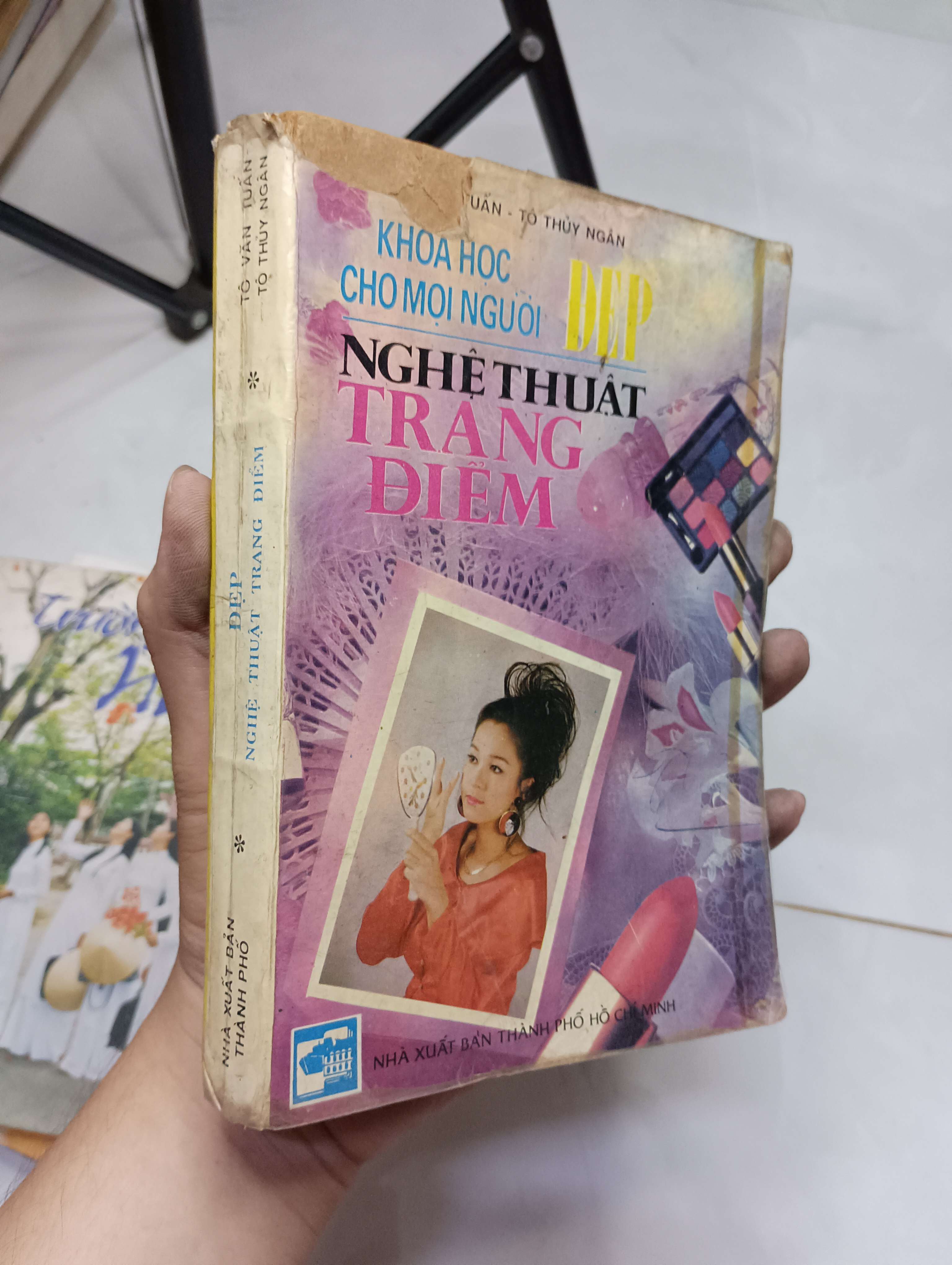 Nghệ thuật trang điểm - Tố Văn Tuấn & Tô Thùy Ngân 1991 70% bìa xấu rách 1 góc nhỏ phía trên (Sách kiến thức tổng hợp) HLSC