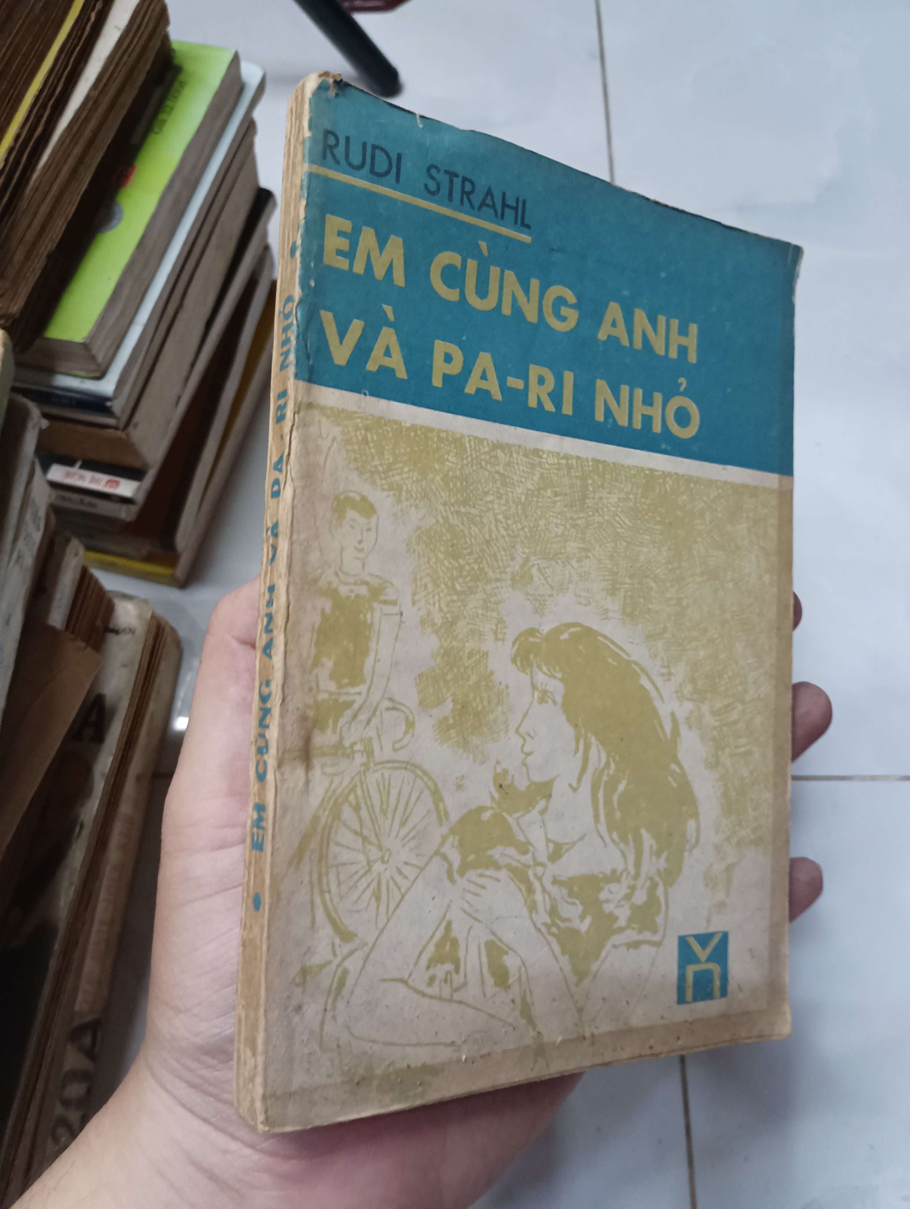 Em cùng anh và Pa-ri nhỏ - Rudi Strahl 1984 70% ố (Sách văn học) HLSC