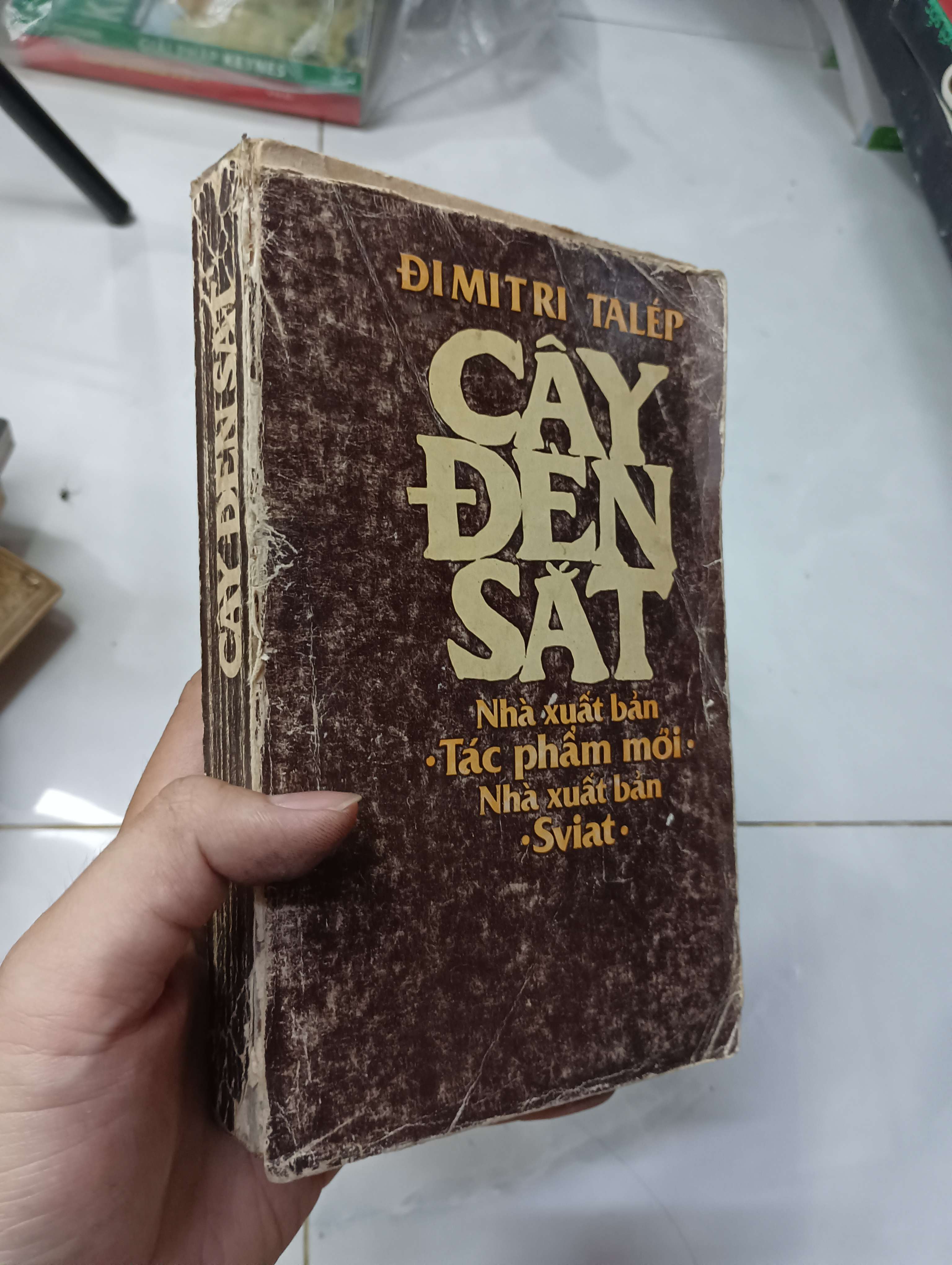 Cây đèn sắt - Dimitri Talép 70% ố bung trang đầu (Văn học nước ngoài) HLSC
