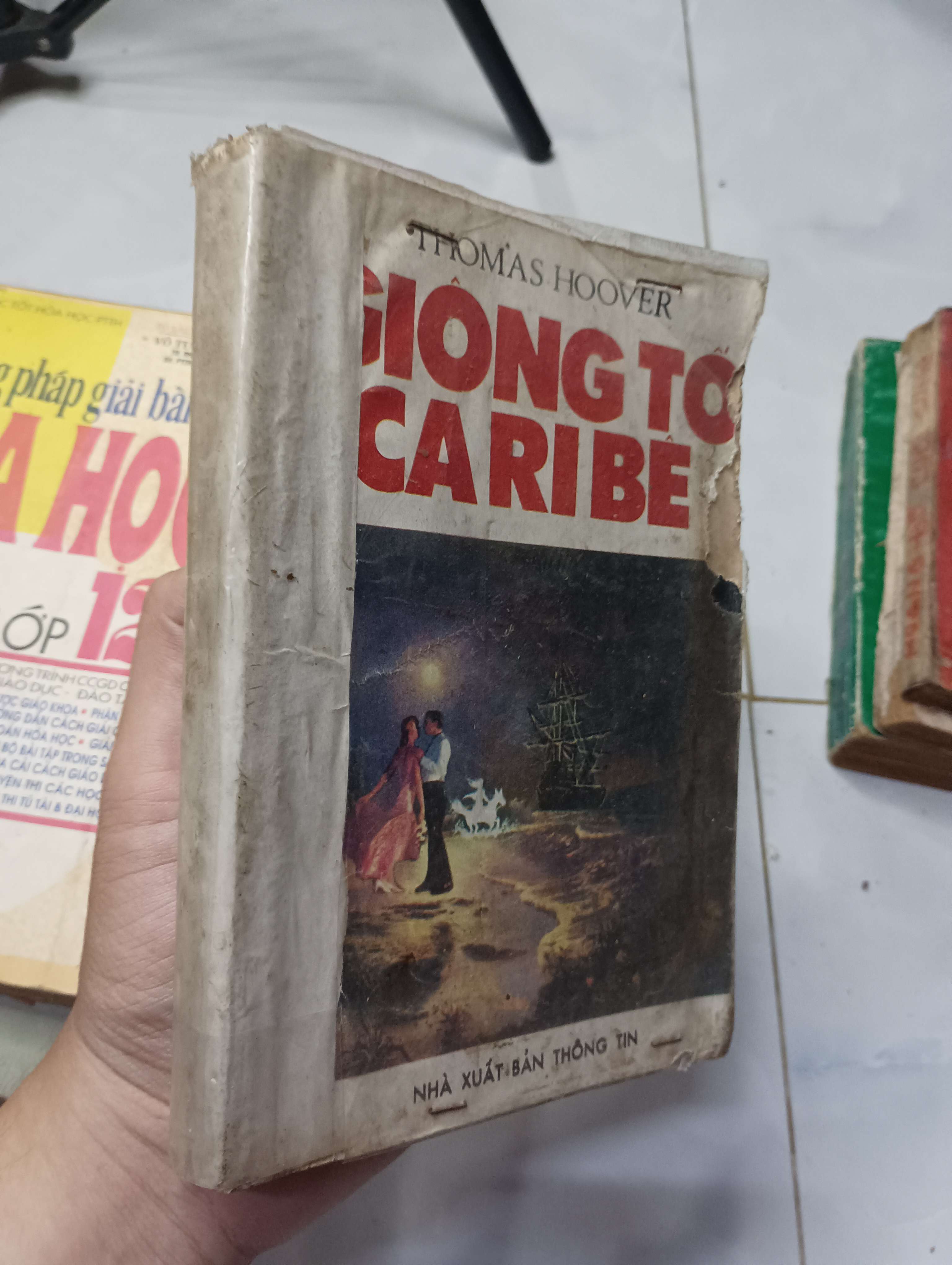Giông tố Caribê - Thomas Hoover 1989 70% rách 1 tí ở bìa trước (Tiểu Thuyết) HLSC
