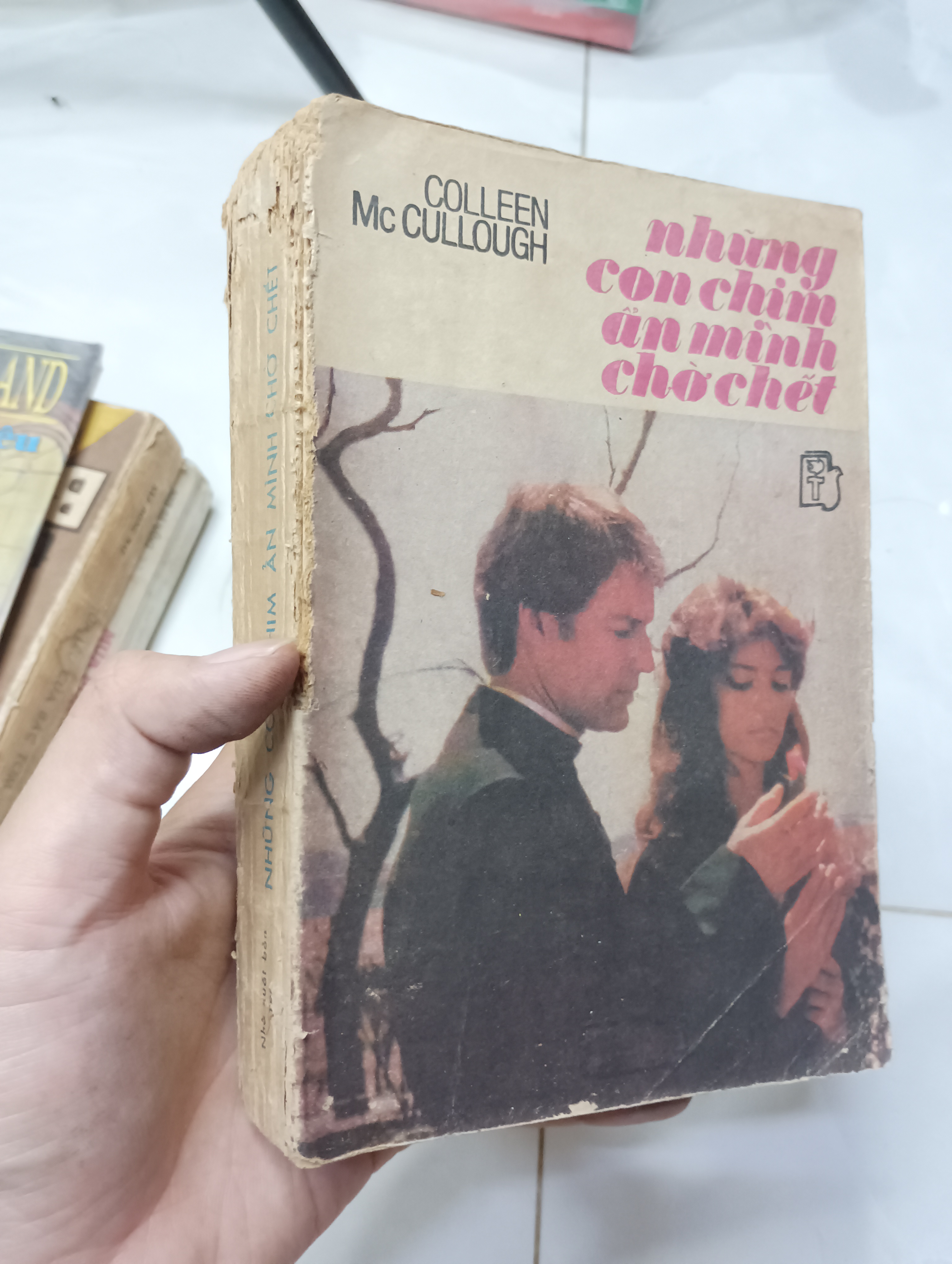 Những con chim ẩn mình chờ chết - Colleen McCullough 1988 70% ố bìa xấu (Văn học nước ngoài) HLSC