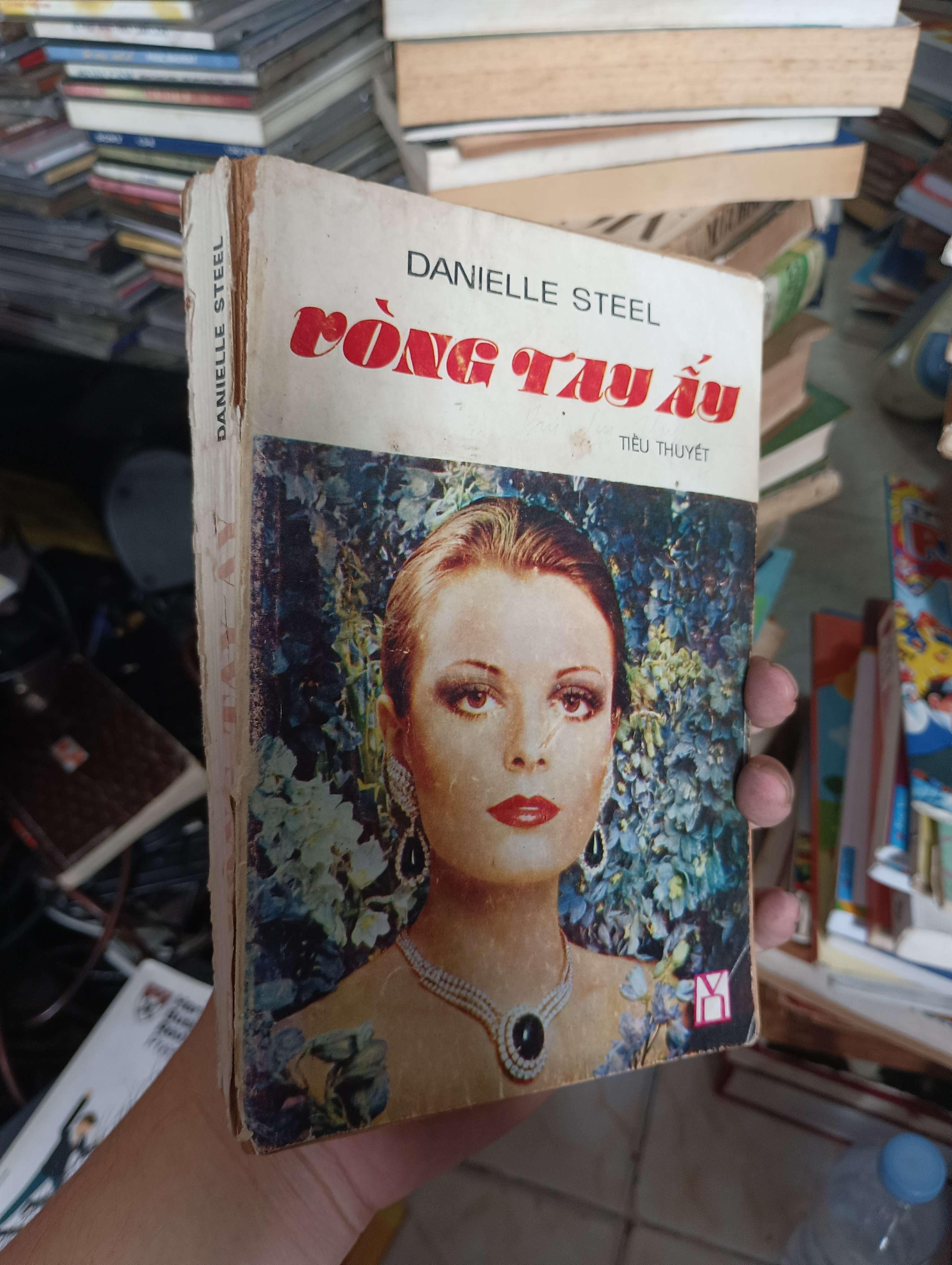 VÒNG TAY ẤY - Danielle Steel 1990 (Sách văn học) KSX