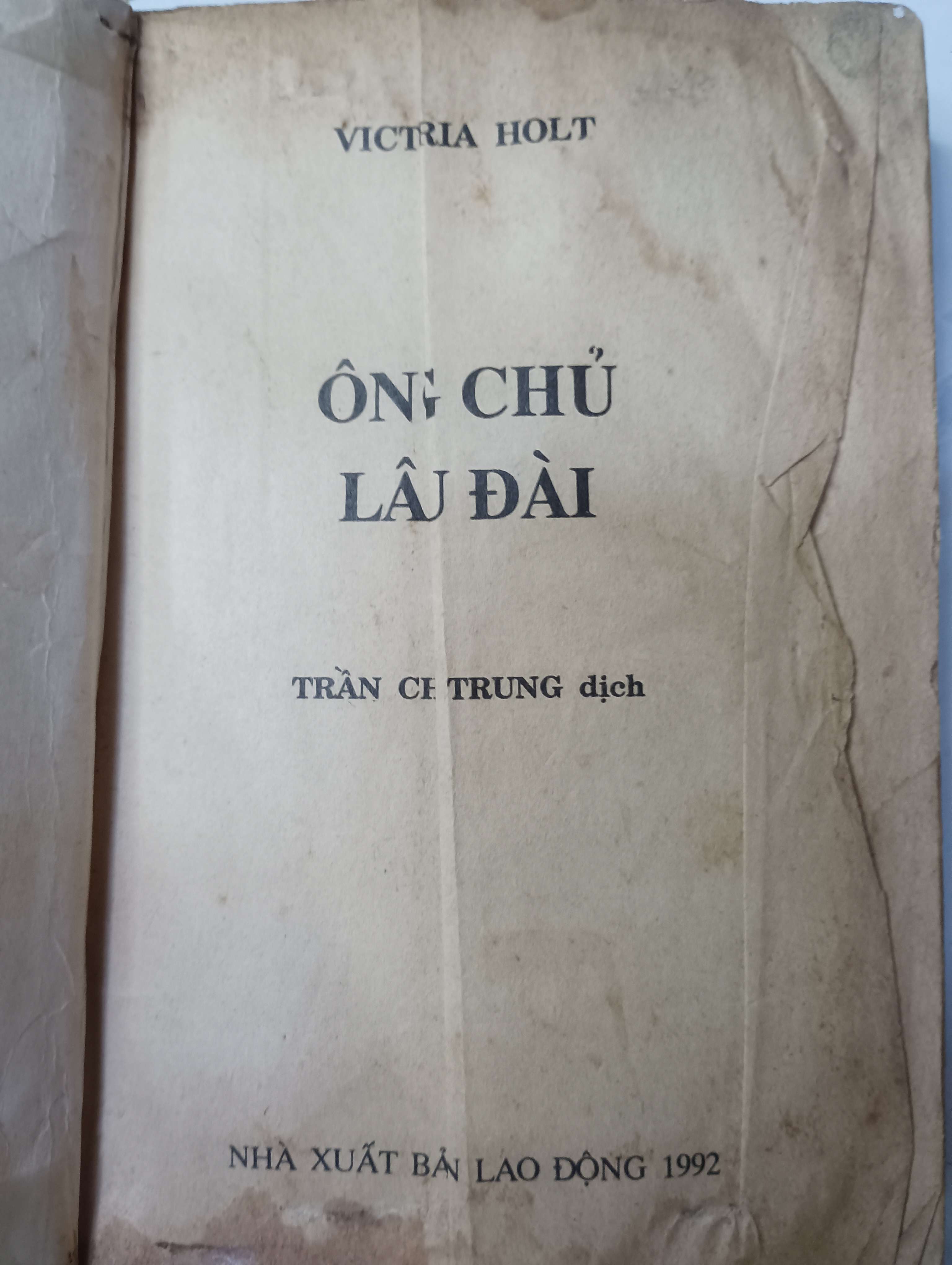 Ông chủ lâu đài Victoria Holt 1992 70% ố nhăn (Văn học nước ngoài) HLSC