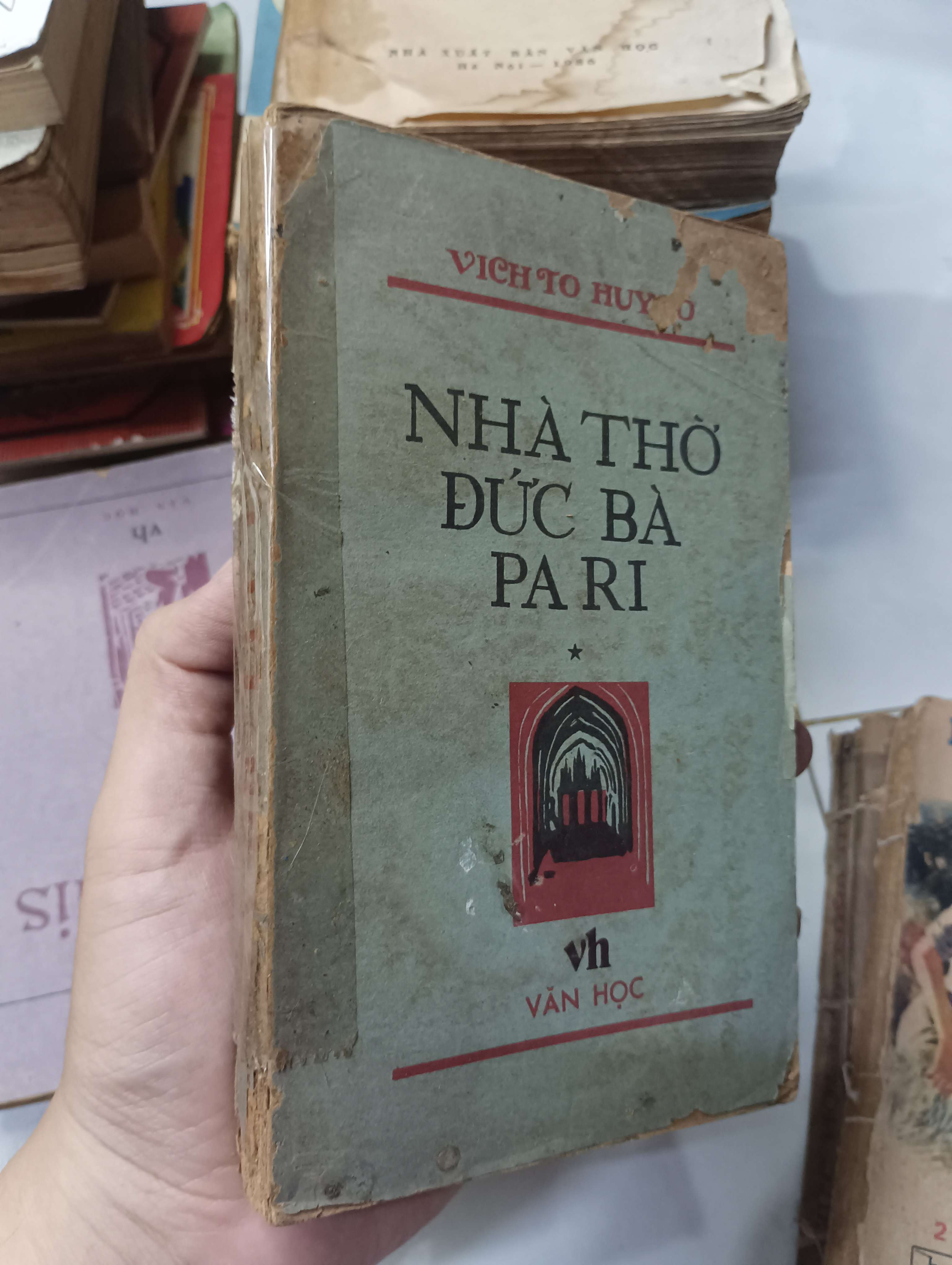 Nhà thờ Đức Bà Pa Ri (VịchTo HuyGo) 1985 70% bung bìa trước gáy xấu (Tiểu Thuyết) HLSC