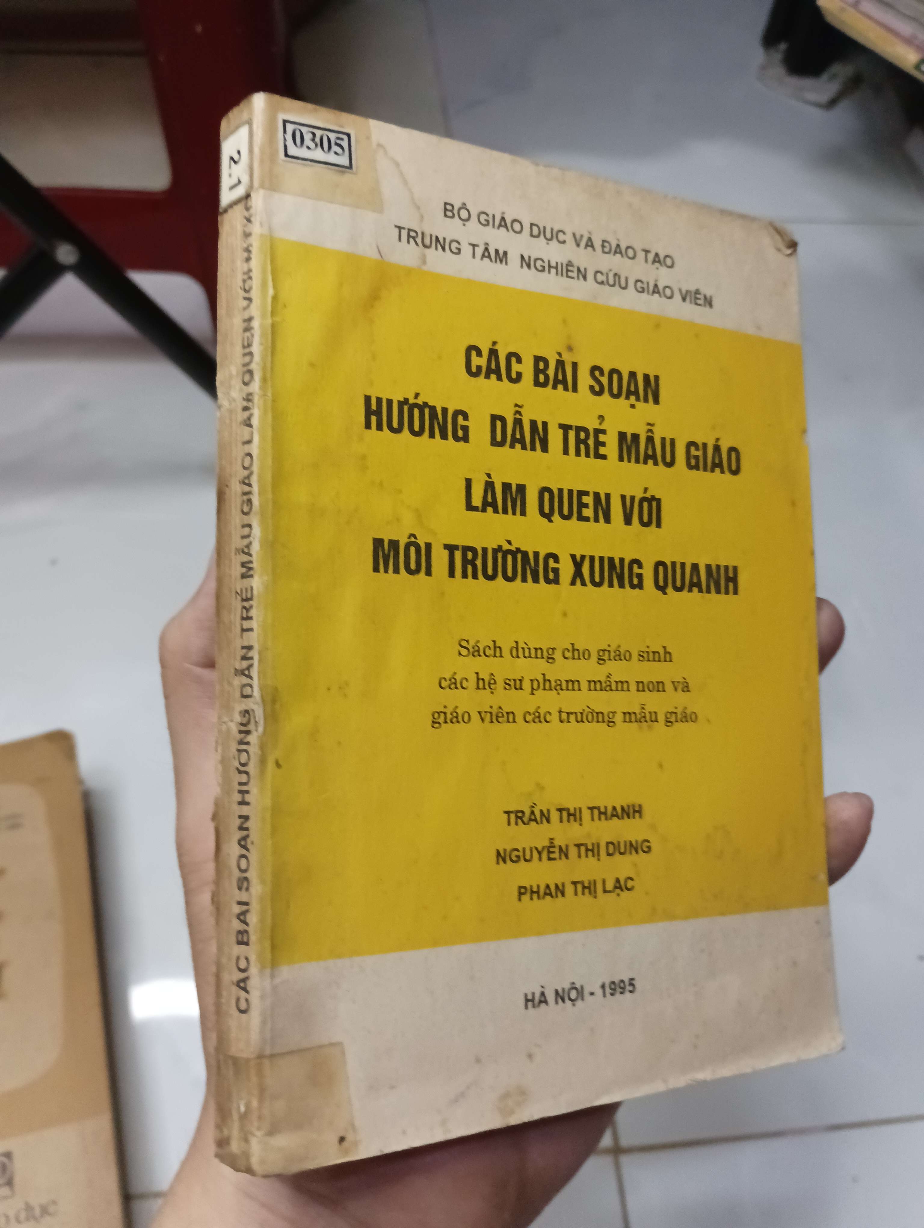 Các bài soạn hướng dẫn trẻ mẫu giáo làm quen với môi trường xung quanh - Trần Thị Thanh, Nguyễn Thị Dung & Phan Thị Lạc 1995 70% ố bìa xấu (Kiến thức - kỹ năng cho con) HLSC