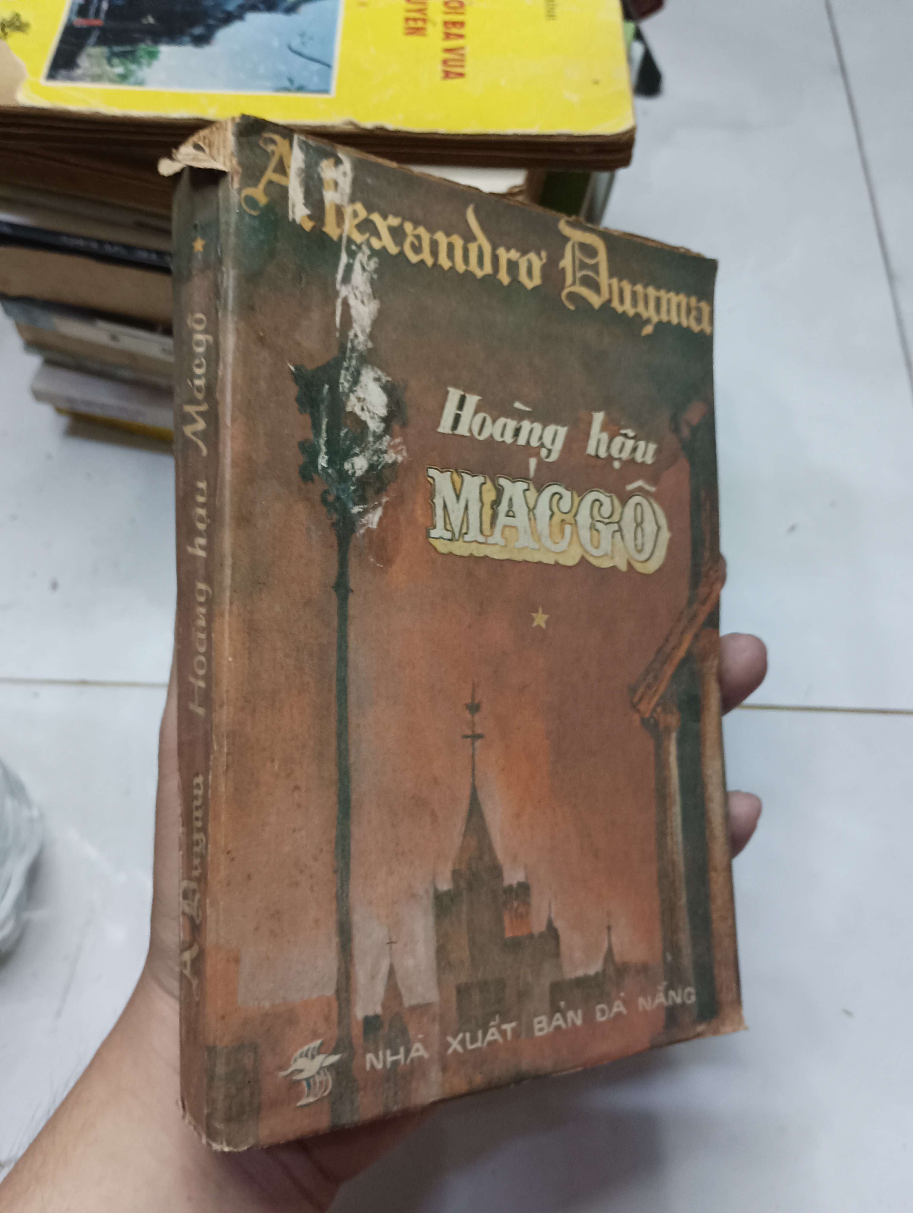 Hoàng hậu Mácgô - Alexandre Dumas 1988 70% gáy xấu (Văn học nước ngoài) HLSC