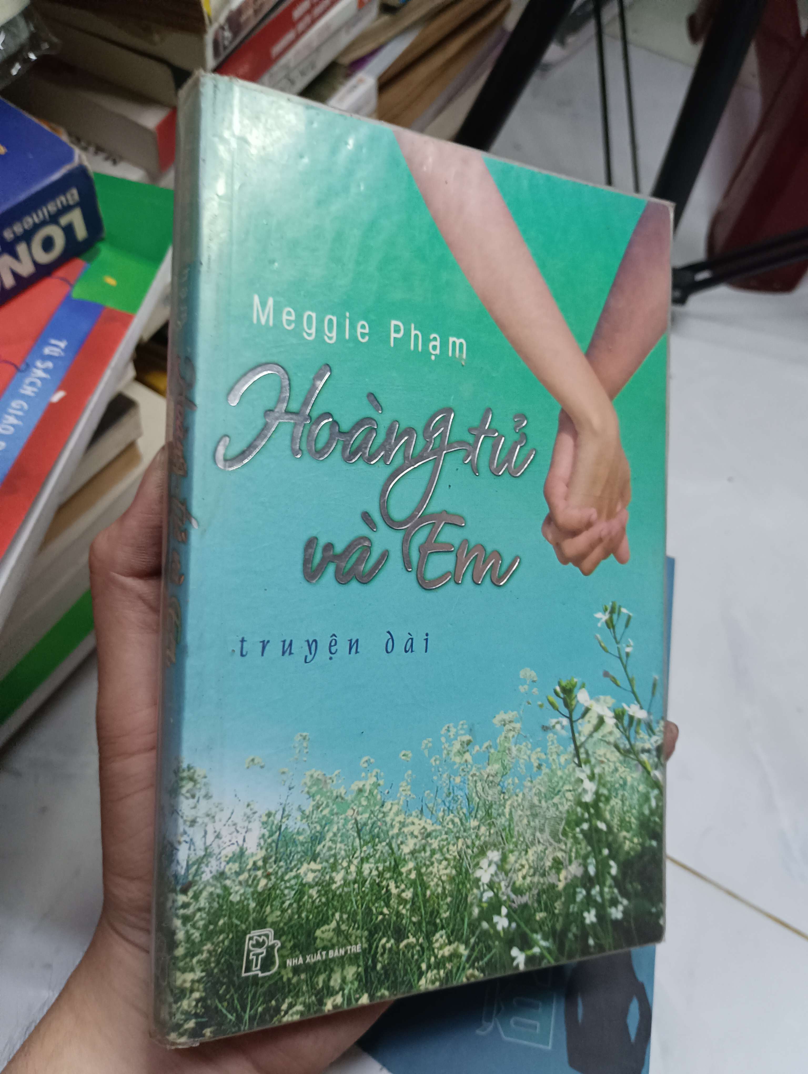 Hoàng tử và Em - Meggie Phạm 2011 80% ố (Sách văn học) HLSC