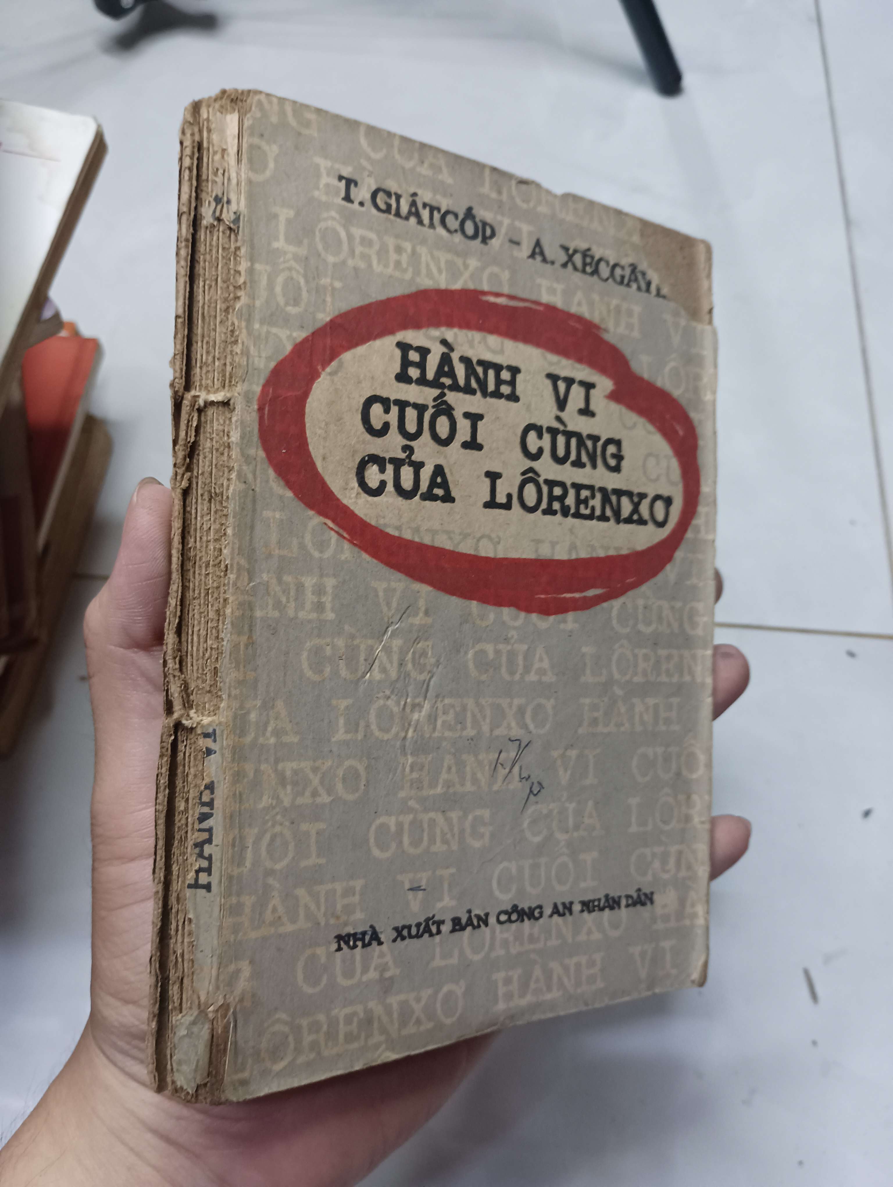 Hành vi cuối cùng của Lôrenxo - T. Giátcôp - A. Xécgây 1988 70% bung bìa sau bung gáy (Tiểu Thuyết) HLSC
